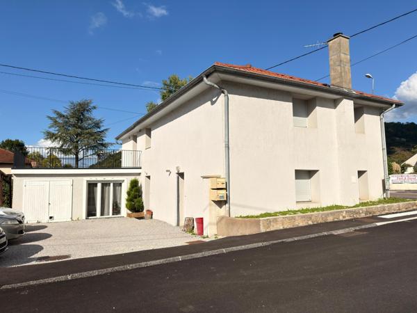 Maison de 89 m2, 3 chambres, terrasses et stationnement