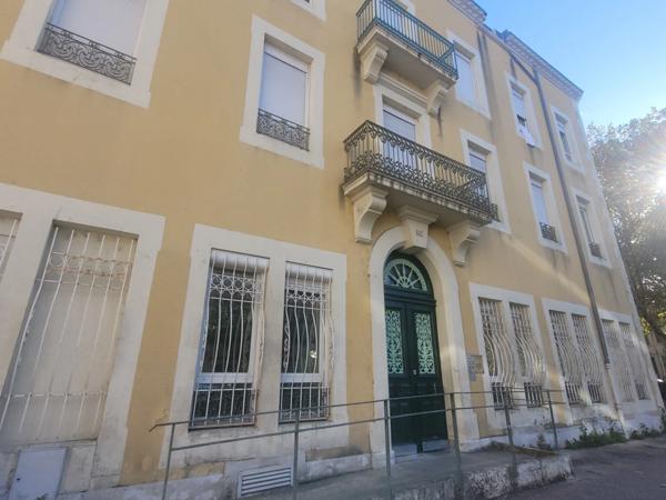 A vendre ALES (30) idéal investisseur, locaux professionnels 30m2 environ et espace extérieur privatif de 15m² environ, changement en appartements possible.