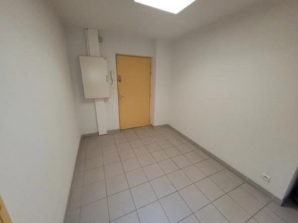 A vendre ALES (30) idéal investisseur, locaux professionnels 30m2 environ et espace extérieur privatif de 15m² environ, changement en appartements possible.