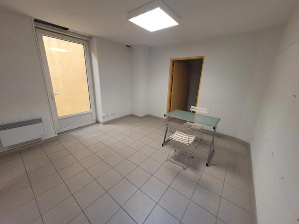 A vendre ALES (30) idéal investisseur, locaux professionnels 30m2 environ et espace extérieur privatif de 15m² environ, changement en appartements possible.