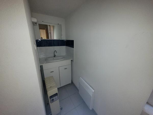 A vendre ALES (30) idéal investisseur, locaux professionnels 30m2 environ et espace extérieur privatif de 15m² environ, changement en appartements possible.