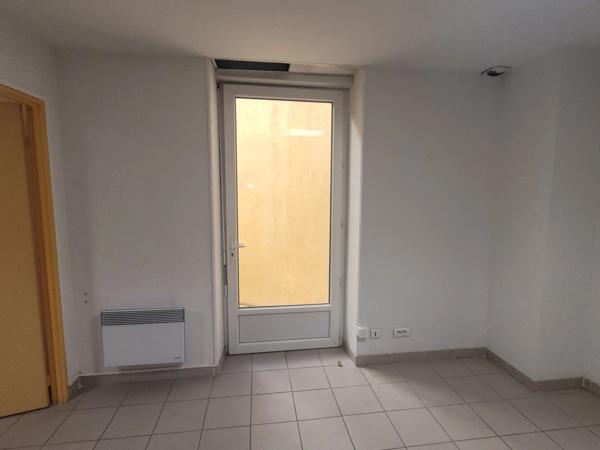 A vendre ALES (30) idéal investisseur, locaux professionnels 30m2 environ et espace extérieur privatif de 15m² environ, changement en appartements possible.