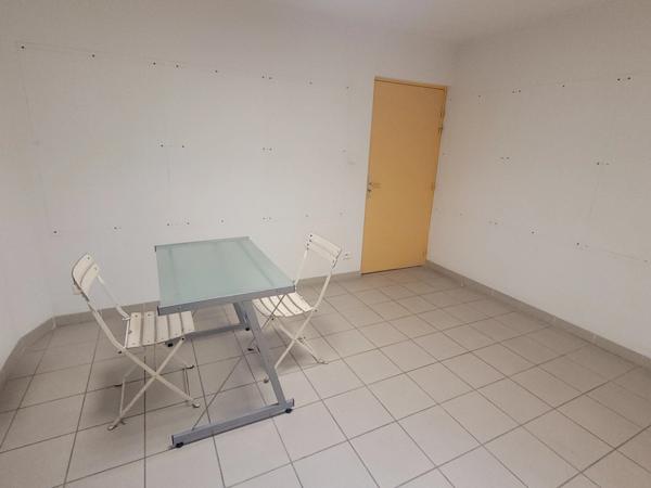 A vendre ALES (30) idéal investisseur, locaux professionnels 30m2 environ et espace extérieur privatif de 15m² environ, changement en appartements possible.