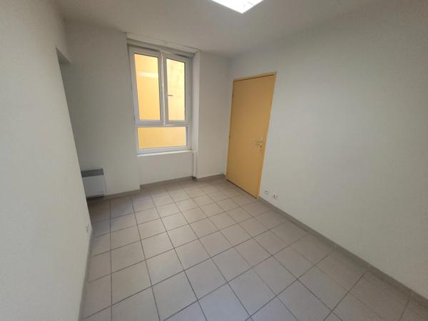 A vendre ALES (30) idéal investisseur, locaux professionnels 30m2 environ et espace extérieur privatif de 15m² environ, changement en appartements possible.