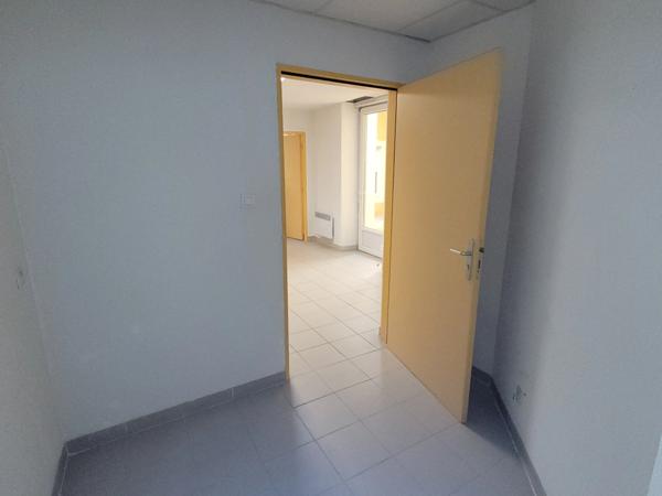 A vendre ALES (30) idéal investisseur, locaux professionnels 30m2 environ et espace extérieur privatif de 15m² environ, changement en appartements possible.