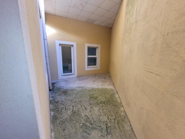 A vendre ALES (30) idéal investisseur, locaux professionnels 30m2 environ et espace extérieur privatif de 15m² environ, changement en appartements possible.