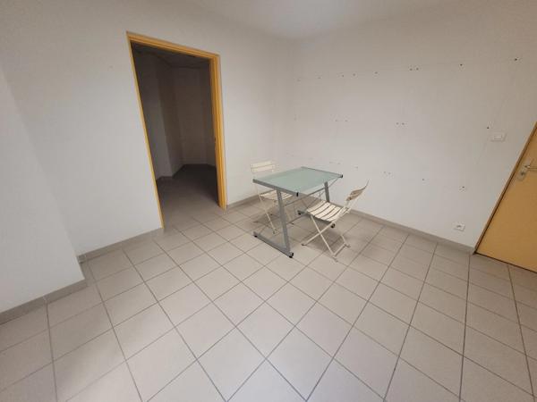 A vendre ALES (30) idéal investisseur, locaux professionnels 30m2 environ et espace extérieur privatif de 15m² environ, changement en appartements possible.