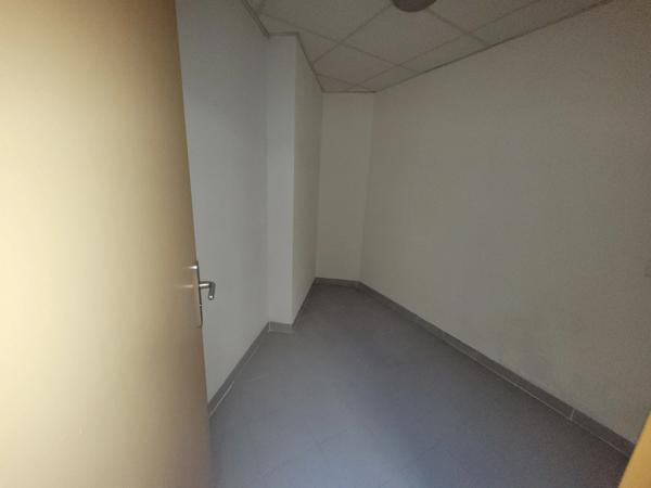 A vendre ALES (30) idéal investisseur, locaux professionnels 30m2 environ et espace extérieur privatif de 15m² environ, changement en appartements possible.
