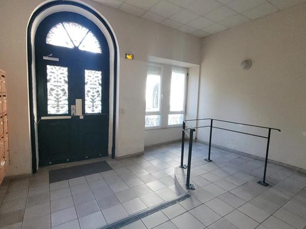 A vendre ALES (30) idéal investisseur, locaux professionnels 30m2 environ et espace extérieur privatif de 15m² environ, changement en appartements possible.