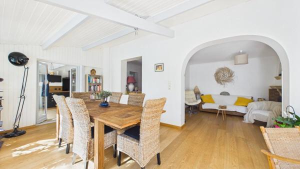 Maison plain pied / 3 chambres + bureau / 3 sde + 3 wc / Piscine