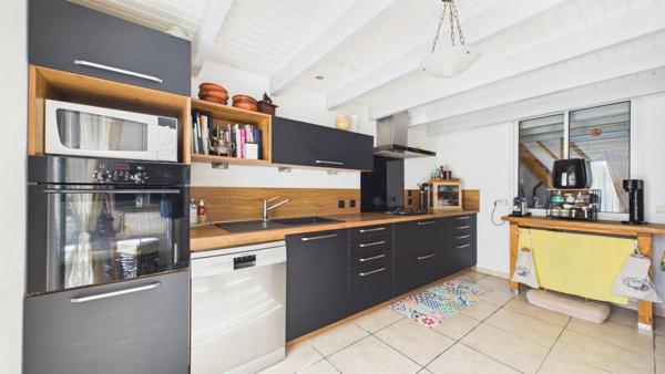 Maison plain pied / 3 chambres + bureau / 3 sde + 3 wc / Piscine
