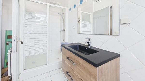 Maison plain pied / 3 chambres + bureau / 3 sde + 3 wc / Piscine