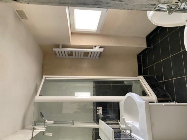 Une maison avec grange, composée comme suit