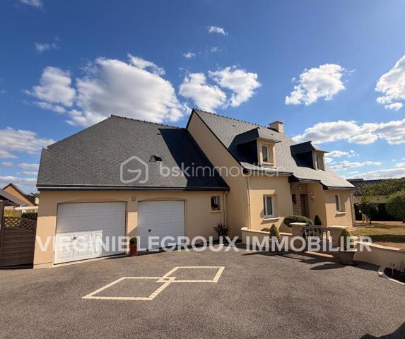 Coup de coeur pour les prestations  de cette maison ! 
Si vous recherchez une maison sur ST PIERRE LA COUR,  spacieuse, entretenue, sans aucun travaux à prévoir à l'intérieur comme à l'extérieur, avec 4 chambres, un bureau et la possibilité de créer une cinquième chambre, je vous invite à lire la suite de cette annonce car j'ai peut-être la maison que vous recherchez ! 
En effet, dès l'entrée sur la propriété, tout est nickel, les enrobés sont faits, les extérieurs sont soignés et quand vous ouvrirez la porte.... la même impression à l'intérieur est immédiate !
Nous commencerons la visite de cette maison de 2003 par une entrée lumineuse de 6m2 avec un placard sous l'escalier de 3m2 vous laissant l'espace nécessaire  pour y ranger manteaux et chaussures. La verrière joliment installée laisse passer la lumière du salon et laisse apercevoir le séjour... 
Nous poursuivrons par le salon-séjour de 40m2 environ ouvert sur la cuisine aménagée et équipée de 12m2 qui peut être fermée par deux portes à galandage. Les deux pièces donnent accès direct sur le jardin. 
Pratique de la cuisine, nous accédons à l'arrière-cuisine aménagée et équipée de 6m2. Et petit plus, si vous souhaitiez une cuisine encore plus spacieuse que celle d'aujourd'hui, vous pourriez l'agrandir sur cette arrière-cuisine, le mur n'est pas porteur. 
Nous poursuivrons la visite du rez-de-chaussée avec un wc indépendant, une chambre parentale composée d'un espace chambre de 13m2 et de sa salle d'eau privative de 4m2. 
Direction l'étage qui distribue un wc indépendant, une vaste salle de bain de 11m2 avec douche et baignoire, les trois autres chambres qui font 17m2, 16m2 avec placard et 12m2 avec placard également. Et ce n'est pas tout, un bureau de 8m2 environ complète l'équipement de cette maison. 
Vous avez besoin encore de plus d'espaces pour une cinquième chambre, une salle de sport, un coin détente ou autre ?  Pas de soucis, un grenier, au même niveau que les chambres, vous y attend et il fait 65m2 ! 
Si certaines tapisseries sont à rafraichir selon vos goûts, tout est très bien entretenu et en très bon état du sol au plafond !
Le DPE de cette maison est en B ! Le mode de chauffage est un chauffage au sol avec pompe à chaleur au rez-de-chaussée mais aussi à l'étage et très rare, il est réversible sur les 2 niveaux ! Et oui, le plancher est chauffant et refroidissant au rez-de-chaussée mais aussi à l'étage ... idéal pour les futures canicules ! 
Toutes les menuiseries sont en double vitrage, alu extérieur et bois intérieur, avec volet roulant. 
Ce n'est pas tout, pratique, la maison est équipée d'une aspiration centralisée au rez-de-chaussée et à l'étage. 
La toiture est en ardoises naturelles, le ravalement de façade a été refait en 2024 et la VMC également. 
Nous poursuivrons avec l'espace stockage, même chose, le garage est parfaitement entretenu et les espaces intéressants. En plus de l'arrière cuisine de 6m2, nous avons également une buanderie de 6m2, un atelier de 8m2, une cave fermée en beton cellulaire sur gravier de 2,50m2 et un double garage de 37m2 avec portes électriques avec le grenier au dessus (64m2). 
Pour finir, nous irons voir les extérieurs. Vous pourrez profiter en toute tranquillité de la parcelle de 830m2 entièrement close et arborée avec sa terrasse ensoleillée. 
Alors, ce descriptif semble cocher plusieurs de vos critères ? Ne tardez pas, appelez moi pour peut-être des renseignements complémentaires ou fixer une visite !
Et n'oubliez pas, Saint-Pierre-La-Cour est une commune dynamique de 2300 habitants avec une école privée, une école publique, un collège privé, un pôle enfance jeunesse, mais aussi, médecins, dentiste, kiné, centre de soins infirmiers, ostéopathes, orthophoniste, psychologue, sage-femme,  pharmacie, infirmières libérales ainsi que de nombreuses infrastructures sportives, des commerces (supérette, boulangerie, boucherie, coiffeurs, bar, etc), avec son accès rapide à l'axe Rennes-Laval et à l'autoroute ainsi que sa gare ferroviaire avec ses arrêts quotidiens.