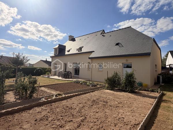 Coup de coeur pour les prestations  de cette maison ! 
Si vous recherchez une maison sur ST PIERRE LA COUR,  spacieuse, entretenue, sans aucun travaux à prévoir à l'intérieur comme à l'extérieur, avec 4 chambres, un bureau et la possibilité de créer une cinquième chambre, je vous invite à lire la suite de cette annonce car j'ai peut-être la maison que vous recherchez ! 
En effet, dès l'entrée sur la propriété, tout est nickel, les enrobés sont faits, les extérieurs sont soignés et quand vous ouvrirez la porte.... la même impression à l'intérieur est immédiate !
Nous commencerons la visite de cette maison de 2003 par une entrée lumineuse de 6m2 avec un placard sous l'escalier de 3m2 vous laissant l'espace nécessaire  pour y ranger manteaux et chaussures. La verrière joliment installée laisse passer la lumière du salon et laisse apercevoir le séjour... 
Nous poursuivrons par le salon-séjour de 40m2 environ ouvert sur la cuisine aménagée et équipée de 12m2 qui peut être fermée par deux portes à galandage. Les deux pièces donnent accès direct sur le jardin. 
Pratique de la cuisine, nous accédons à l'arrière-cuisine aménagée et équipée de 6m2. Et petit plus, si vous souhaitiez une cuisine encore plus spacieuse que celle d'aujourd'hui, vous pourriez l'agrandir sur cette arrière-cuisine, le mur n'est pas porteur. 
Nous poursuivrons la visite du rez-de-chaussée avec un wc indépendant, une chambre parentale composée d'un espace chambre de 13m2 et de sa salle d'eau privative de 4m2. 
Direction l'étage qui distribue un wc indépendant, une vaste salle de bain de 11m2 avec douche et baignoire, les trois autres chambres qui font 17m2, 16m2 avec placard et 12m2 avec placard également. Et ce n'est pas tout, un bureau de 8m2 environ complète l'équipement de cette maison. 
Vous avez besoin encore de plus d'espaces pour une cinquième chambre, une salle de sport, un coin détente ou autre ?  Pas de soucis, un grenier, au même niveau que les chambres, vous y attend et il fait 65m2 ! 
Si certaines tapisseries sont à rafraichir selon vos goûts, tout est très bien entretenu et en très bon état du sol au plafond !
Le DPE de cette maison est en B ! Le mode de chauffage est un chauffage au sol avec pompe à chaleur au rez-de-chaussée mais aussi à l'étage et très rare, il est réversible sur les 2 niveaux ! Et oui, le plancher est chauffant et refroidissant au rez-de-chaussée mais aussi à l'étage ... idéal pour les futures canicules ! 
Toutes les menuiseries sont en double vitrage, alu extérieur et bois intérieur, avec volet roulant. 
Ce n'est pas tout, pratique, la maison est équipée d'une aspiration centralisée au rez-de-chaussée et à l'étage. 
La toiture est en ardoises naturelles, le ravalement de façade a été refait en 2024 et la VMC également. 
Nous poursuivrons avec l'espace stockage, même chose, le garage est parfaitement entretenu et les espaces intéressants. En plus de l'arrière cuisine de 6m2, nous avons également une buanderie de 6m2, un atelier de 8m2, une cave fermée en beton cellulaire sur gravier de 2,50m2 et un double garage de 37m2 avec portes électriques avec le grenier au dessus (64m2). 
Pour finir, nous irons voir les extérieurs. Vous pourrez profiter en toute tranquillité de la parcelle de 830m2 entièrement close et arborée avec sa terrasse ensoleillée. 
Alors, ce descriptif semble cocher plusieurs de vos critères ? Ne tardez pas, appelez moi pour peut-être des renseignements complémentaires ou fixer une visite !
Et n'oubliez pas, Saint-Pierre-La-Cour est une commune dynamique de 2300 habitants avec une école privée, une école publique, un collège privé, un pôle enfance jeunesse, mais aussi, médecins, dentiste, kiné, centre de soins infirmiers, ostéopathes, orthophoniste, psychologue, sage-femme,  pharmacie, infirmières libérales ainsi que de nombreuses infrastructures sportives, des commerces (supérette, boulangerie, boucherie, coiffeurs, bar, etc), avec son accès rapide à l'axe Rennes-Laval et à l'autoroute ainsi que sa gare ferroviaire avec ses arrêts quotidiens.