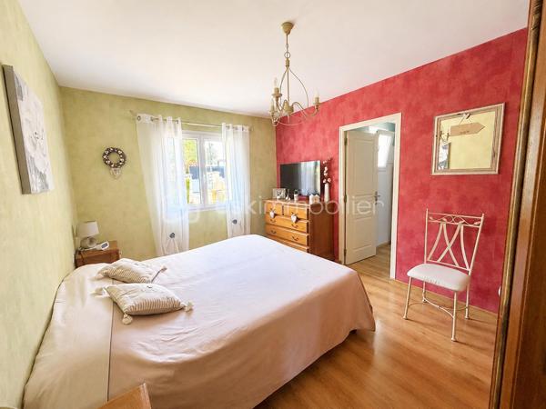 Coup de coeur pour les prestations  de cette maison ! 
Si vous recherchez une maison sur ST PIERRE LA COUR,  spacieuse, entretenue, sans aucun travaux à prévoir à l'intérieur comme à l'extérieur, avec 4 chambres, un bureau et la possibilité de créer une cinquième chambre, je vous invite à lire la suite de cette annonce car j'ai peut-être la maison que vous recherchez ! 
En effet, dès l'entrée sur la propriété, tout est nickel, les enrobés sont faits, les extérieurs sont soignés et quand vous ouvrirez la porte.... la même impression à l'intérieur est immédiate !
Nous commencerons la visite de cette maison de 2003 par une entrée lumineuse de 6m2 avec un placard sous l'escalier de 3m2 vous laissant l'espace nécessaire  pour y ranger manteaux et chaussures. La verrière joliment installée laisse passer la lumière du salon et laisse apercevoir le séjour... 
Nous poursuivrons par le salon-séjour de 40m2 environ ouvert sur la cuisine aménagée et équipée de 12m2 qui peut être fermée par deux portes à galandage. Les deux pièces donnent accès direct sur le jardin. 
Pratique de la cuisine, nous accédons à l'arrière-cuisine aménagée et équipée de 6m2. Et petit plus, si vous souhaitiez une cuisine encore plus spacieuse que celle d'aujourd'hui, vous pourriez l'agrandir sur cette arrière-cuisine, le mur n'est pas porteur. 
Nous poursuivrons la visite du rez-de-chaussée avec un wc indépendant, une chambre parentale composée d'un espace chambre de 13m2 et de sa salle d'eau privative de 4m2. 
Direction l'étage qui distribue un wc indépendant, une vaste salle de bain de 11m2 avec douche et baignoire, les trois autres chambres qui font 17m2, 16m2 avec placard et 12m2 avec placard également. Et ce n'est pas tout, un bureau de 8m2 environ complète l'équipement de cette maison. 
Vous avez besoin encore de plus d'espaces pour une cinquième chambre, une salle de sport, un coin détente ou autre ?  Pas de soucis, un grenier, au même niveau que les chambres, vous y attend et il fait 65m2 ! 
Si certaines tapisseries sont à rafraichir selon vos goûts, tout est très bien entretenu et en très bon état du sol au plafond !
Le DPE de cette maison est en B ! Le mode de chauffage est un chauffage au sol avec pompe à chaleur au rez-de-chaussée mais aussi à l'étage et très rare, il est réversible sur les 2 niveaux ! Et oui, le plancher est chauffant et refroidissant au rez-de-chaussée mais aussi à l'étage ... idéal pour les futures canicules ! 
Toutes les menuiseries sont en double vitrage, alu extérieur et bois intérieur, avec volet roulant. 
Ce n'est pas tout, pratique, la maison est équipée d'une aspiration centralisée au rez-de-chaussée et à l'étage. 
La toiture est en ardoises naturelles, le ravalement de façade a été refait en 2024 et la VMC également. 
Nous poursuivrons avec l'espace stockage, même chose, le garage est parfaitement entretenu et les espaces intéressants. En plus de l'arrière cuisine de 6m2, nous avons également une buanderie de 6m2, un atelier de 8m2, une cave fermée en beton cellulaire sur gravier de 2,50m2 et un double garage de 37m2 avec portes électriques avec le grenier au dessus (64m2). 
Pour finir, nous irons voir les extérieurs. Vous pourrez profiter en toute tranquillité de la parcelle de 830m2 entièrement close et arborée avec sa terrasse ensoleillée. 
Alors, ce descriptif semble cocher plusieurs de vos critères ? Ne tardez pas, appelez moi pour peut-être des renseignements complémentaires ou fixer une visite !
Et n'oubliez pas, Saint-Pierre-La-Cour est une commune dynamique de 2300 habitants avec une école privée, une école publique, un collège privé, un pôle enfance jeunesse, mais aussi, médecins, dentiste, kiné, centre de soins infirmiers, ostéopathes, orthophoniste, psychologue, sage-femme,  pharmacie, infirmières libérales ainsi que de nombreuses infrastructures sportives, des commerces (supérette, boulangerie, boucherie, coiffeurs, bar, etc), avec son accès rapide à l'axe Rennes-Laval et à l'autoroute ainsi que sa gare ferroviaire avec ses arrêts quotidiens.