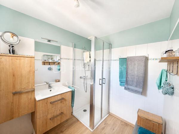 Coup de coeur pour les prestations  de cette maison ! 
Si vous recherchez une maison sur ST PIERRE LA COUR,  spacieuse, entretenue, sans aucun travaux à prévoir à l'intérieur comme à l'extérieur, avec 4 chambres, un bureau et la possibilité de créer une cinquième chambre, je vous invite à lire la suite de cette annonce car j'ai peut-être la maison que vous recherchez ! 
En effet, dès l'entrée sur la propriété, tout est nickel, les enrobés sont faits, les extérieurs sont soignés et quand vous ouvrirez la porte.... la même impression à l'intérieur est immédiate !
Nous commencerons la visite de cette maison de 2003 par une entrée lumineuse de 6m2 avec un placard sous l'escalier de 3m2 vous laissant l'espace nécessaire  pour y ranger manteaux et chaussures. La verrière joliment installée laisse passer la lumière du salon et laisse apercevoir le séjour... 
Nous poursuivrons par le salon-séjour de 40m2 environ ouvert sur la cuisine aménagée et équipée de 12m2 qui peut être fermée par deux portes à galandage. Les deux pièces donnent accès direct sur le jardin. 
Pratique de la cuisine, nous accédons à l'arrière-cuisine aménagée et équipée de 6m2. Et petit plus, si vous souhaitiez une cuisine encore plus spacieuse que celle d'aujourd'hui, vous pourriez l'agrandir sur cette arrière-cuisine, le mur n'est pas porteur. 
Nous poursuivrons la visite du rez-de-chaussée avec un wc indépendant, une chambre parentale composée d'un espace chambre de 13m2 et de sa salle d'eau privative de 4m2. 
Direction l'étage qui distribue un wc indépendant, une vaste salle de bain de 11m2 avec douche et baignoire, les trois autres chambres qui font 17m2, 16m2 avec placard et 12m2 avec placard également. Et ce n'est pas tout, un bureau de 8m2 environ complète l'équipement de cette maison. 
Vous avez besoin encore de plus d'espaces pour une cinquième chambre, une salle de sport, un coin détente ou autre ?  Pas de soucis, un grenier, au même niveau que les chambres, vous y attend et il fait 65m2 ! 
Si certaines tapisseries sont à rafraichir selon vos goûts, tout est très bien entretenu et en très bon état du sol au plafond !
Le DPE de cette maison est en B ! Le mode de chauffage est un chauffage au sol avec pompe à chaleur au rez-de-chaussée mais aussi à l'étage et très rare, il est réversible sur les 2 niveaux ! Et oui, le plancher est chauffant et refroidissant au rez-de-chaussée mais aussi à l'étage ... idéal pour les futures canicules ! 
Toutes les menuiseries sont en double vitrage, alu extérieur et bois intérieur, avec volet roulant. 
Ce n'est pas tout, pratique, la maison est équipée d'une aspiration centralisée au rez-de-chaussée et à l'étage. 
La toiture est en ardoises naturelles, le ravalement de façade a été refait en 2024 et la VMC également. 
Nous poursuivrons avec l'espace stockage, même chose, le garage est parfaitement entretenu et les espaces intéressants. En plus de l'arrière cuisine de 6m2, nous avons également une buanderie de 6m2, un atelier de 8m2, une cave fermée en beton cellulaire sur gravier de 2,50m2 et un double garage de 37m2 avec portes électriques avec le grenier au dessus (64m2). 
Pour finir, nous irons voir les extérieurs. Vous pourrez profiter en toute tranquillité de la parcelle de 830m2 entièrement close et arborée avec sa terrasse ensoleillée. 
Alors, ce descriptif semble cocher plusieurs de vos critères ? Ne tardez pas, appelez moi pour peut-être des renseignements complémentaires ou fixer une visite !
Et n'oubliez pas, Saint-Pierre-La-Cour est une commune dynamique de 2300 habitants avec une école privée, une école publique, un collège privé, un pôle enfance jeunesse, mais aussi, médecins, dentiste, kiné, centre de soins infirmiers, ostéopathes, orthophoniste, psychologue, sage-femme,  pharmacie, infirmières libérales ainsi que de nombreuses infrastructures sportives, des commerces (supérette, boulangerie, boucherie, coiffeurs, bar, etc), avec son accès rapide à l'axe Rennes-Laval et à l'autoroute ainsi que sa gare ferroviaire avec ses arrêts quotidiens.