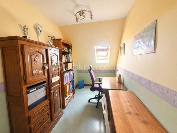 Coup de coeur pour les prestations  de cette maison ! 
Si vous recherchez une maison sur ST PIERRE LA COUR,  spacieuse, entretenue, sans aucun travaux à prévoir à l'intérieur comme à l'extérieur, avec 4 chambres, un bureau et la possibilité de créer une cinquième chambre, je vous invite à lire la suite de cette annonce car j'ai peut-être la maison que vous recherchez ! 
En effet, dès l'entrée sur la propriété, tout est nickel, les enrobés sont faits, les extérieurs sont soignés et quand vous ouvrirez la porte.... la même impression à l'intérieur est immédiate !
Nous commencerons la visite de cette maison de 2003 par une entrée lumineuse de 6m2 avec un placard sous l'escalier de 3m2 vous laissant l'espace nécessaire  pour y ranger manteaux et chaussures. La verrière joliment installée laisse passer la lumière du salon et laisse apercevoir le séjour... 
Nous poursuivrons par le salon-séjour de 40m2 environ ouvert sur la cuisine aménagée et équipée de 12m2 qui peut être fermée par deux portes à galandage. Les deux pièces donnent accès direct sur le jardin. 
Pratique de la cuisine, nous accédons à l'arrière-cuisine aménagée et équipée de 6m2. Et petit plus, si vous souhaitiez une cuisine encore plus spacieuse que celle d'aujourd'hui, vous pourriez l'agrandir sur cette arrière-cuisine, le mur n'est pas porteur. 
Nous poursuivrons la visite du rez-de-chaussée avec un wc indépendant, une chambre parentale composée d'un espace chambre de 13m2 et de sa salle d'eau privative de 4m2. 
Direction l'étage qui distribue un wc indépendant, une vaste salle de bain de 11m2 avec douche et baignoire, les trois autres chambres qui font 17m2, 16m2 avec placard et 12m2 avec placard également. Et ce n'est pas tout, un bureau de 8m2 environ complète l'équipement de cette maison. 
Vous avez besoin encore de plus d'espaces pour une cinquième chambre, une salle de sport, un coin détente ou autre ?  Pas de soucis, un grenier, au même niveau que les chambres, vous y attend et il fait 65m2 ! 
Si certaines tapisseries sont à rafraichir selon vos goûts, tout est très bien entretenu et en très bon état du sol au plafond !
Le DPE de cette maison est en B ! Le mode de chauffage est un chauffage au sol avec pompe à chaleur au rez-de-chaussée mais aussi à l'étage et très rare, il est réversible sur les 2 niveaux ! Et oui, le plancher est chauffant et refroidissant au rez-de-chaussée mais aussi à l'étage ... idéal pour les futures canicules ! 
Toutes les menuiseries sont en double vitrage, alu extérieur et bois intérieur, avec volet roulant. 
Ce n'est pas tout, pratique, la maison est équipée d'une aspiration centralisée au rez-de-chaussée et à l'étage. 
La toiture est en ardoises naturelles, le ravalement de façade a été refait en 2024 et la VMC également. 
Nous poursuivrons avec l'espace stockage, même chose, le garage est parfaitement entretenu et les espaces intéressants. En plus de l'arrière cuisine de 6m2, nous avons également une buanderie de 6m2, un atelier de 8m2, une cave fermée en beton cellulaire sur gravier de 2,50m2 et un double garage de 37m2 avec portes électriques avec le grenier au dessus (64m2). 
Pour finir, nous irons voir les extérieurs. Vous pourrez profiter en toute tranquillité de la parcelle de 830m2 entièrement close et arborée avec sa terrasse ensoleillée. 
Alors, ce descriptif semble cocher plusieurs de vos critères ? Ne tardez pas, appelez moi pour peut-être des renseignements complémentaires ou fixer une visite !
Et n'oubliez pas, Saint-Pierre-La-Cour est une commune dynamique de 2300 habitants avec une école privée, une école publique, un collège privé, un pôle enfance jeunesse, mais aussi, médecins, dentiste, kiné, centre de soins infirmiers, ostéopathes, orthophoniste, psychologue, sage-femme,  pharmacie, infirmières libérales ainsi que de nombreuses infrastructures sportives, des commerces (supérette, boulangerie, boucherie, coiffeurs, bar, etc), avec son accès rapide à l'axe Rennes-Laval et à l'autoroute ainsi que sa gare ferroviaire avec ses arrêts quotidiens.
