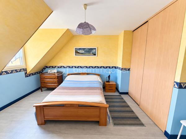 Coup de coeur pour les prestations  de cette maison ! 
Si vous recherchez une maison sur ST PIERRE LA COUR,  spacieuse, entretenue, sans aucun travaux à prévoir à l'intérieur comme à l'extérieur, avec 4 chambres, un bureau et la possibilité de créer une cinquième chambre, je vous invite à lire la suite de cette annonce car j'ai peut-être la maison que vous recherchez ! 
En effet, dès l'entrée sur la propriété, tout est nickel, les enrobés sont faits, les extérieurs sont soignés et quand vous ouvrirez la porte.... la même impression à l'intérieur est immédiate !
Nous commencerons la visite de cette maison de 2003 par une entrée lumineuse de 6m2 avec un placard sous l'escalier de 3m2 vous laissant l'espace nécessaire  pour y ranger manteaux et chaussures. La verrière joliment installée laisse passer la lumière du salon et laisse apercevoir le séjour... 
Nous poursuivrons par le salon-séjour de 40m2 environ ouvert sur la cuisine aménagée et équipée de 12m2 qui peut être fermée par deux portes à galandage. Les deux pièces donnent accès direct sur le jardin. 
Pratique de la cuisine, nous accédons à l'arrière-cuisine aménagée et équipée de 6m2. Et petit plus, si vous souhaitiez une cuisine encore plus spacieuse que celle d'aujourd'hui, vous pourriez l'agrandir sur cette arrière-cuisine, le mur n'est pas porteur. 
Nous poursuivrons la visite du rez-de-chaussée avec un wc indépendant, une chambre parentale composée d'un espace chambre de 13m2 et de sa salle d'eau privative de 4m2. 
Direction l'étage qui distribue un wc indépendant, une vaste salle de bain de 11m2 avec douche et baignoire, les trois autres chambres qui font 17m2, 16m2 avec placard et 12m2 avec placard également. Et ce n'est pas tout, un bureau de 8m2 environ complète l'équipement de cette maison. 
Vous avez besoin encore de plus d'espaces pour une cinquième chambre, une salle de sport, un coin détente ou autre ?  Pas de soucis, un grenier, au même niveau que les chambres, vous y attend et il fait 65m2 ! 
Si certaines tapisseries sont à rafraichir selon vos goûts, tout est très bien entretenu et en très bon état du sol au plafond !
Le DPE de cette maison est en B ! Le mode de chauffage est un chauffage au sol avec pompe à chaleur au rez-de-chaussée mais aussi à l'étage et très rare, il est réversible sur les 2 niveaux ! Et oui, le plancher est chauffant et refroidissant au rez-de-chaussée mais aussi à l'étage ... idéal pour les futures canicules ! 
Toutes les menuiseries sont en double vitrage, alu extérieur et bois intérieur, avec volet roulant. 
Ce n'est pas tout, pratique, la maison est équipée d'une aspiration centralisée au rez-de-chaussée et à l'étage. 
La toiture est en ardoises naturelles, le ravalement de façade a été refait en 2024 et la VMC également. 
Nous poursuivrons avec l'espace stockage, même chose, le garage est parfaitement entretenu et les espaces intéressants. En plus de l'arrière cuisine de 6m2, nous avons également une buanderie de 6m2, un atelier de 8m2, une cave fermée en beton cellulaire sur gravier de 2,50m2 et un double garage de 37m2 avec portes électriques avec le grenier au dessus (64m2). 
Pour finir, nous irons voir les extérieurs. Vous pourrez profiter en toute tranquillité de la parcelle de 830m2 entièrement close et arborée avec sa terrasse ensoleillée. 
Alors, ce descriptif semble cocher plusieurs de vos critères ? Ne tardez pas, appelez moi pour peut-être des renseignements complémentaires ou fixer une visite !
Et n'oubliez pas, Saint-Pierre-La-Cour est une commune dynamique de 2300 habitants avec une école privée, une école publique, un collège privé, un pôle enfance jeunesse, mais aussi, médecins, dentiste, kiné, centre de soins infirmiers, ostéopathes, orthophoniste, psychologue, sage-femme,  pharmacie, infirmières libérales ainsi que de nombreuses infrastructures sportives, des commerces (supérette, boulangerie, boucherie, coiffeurs, bar, etc), avec son accès rapide à l'axe Rennes-Laval et à l'autoroute ainsi que sa gare ferroviaire avec ses arrêts quotidiens.
