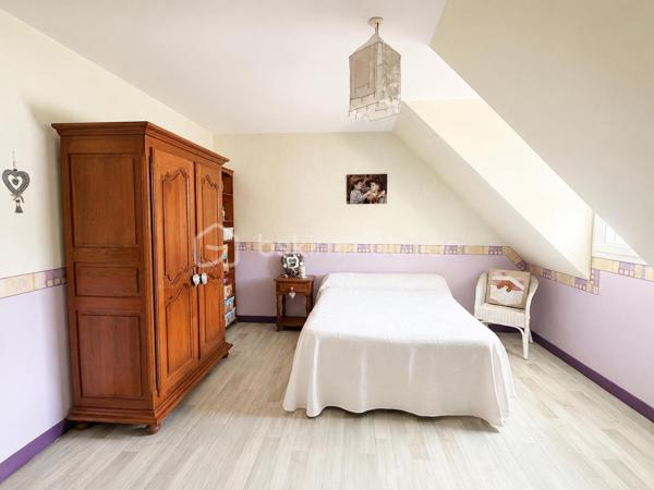 Coup de coeur pour les prestations  de cette maison ! 
Si vous recherchez une maison sur ST PIERRE LA COUR,  spacieuse, entretenue, sans aucun travaux à prévoir à l'intérieur comme à l'extérieur, avec 4 chambres, un bureau et la possibilité de créer une cinquième chambre, je vous invite à lire la suite de cette annonce car j'ai peut-être la maison que vous recherchez ! 
En effet, dès l'entrée sur la propriété, tout est nickel, les enrobés sont faits, les extérieurs sont soignés et quand vous ouvrirez la porte.... la même impression à l'intérieur est immédiate !
Nous commencerons la visite de cette maison de 2003 par une entrée lumineuse de 6m2 avec un placard sous l'escalier de 3m2 vous laissant l'espace nécessaire  pour y ranger manteaux et chaussures. La verrière joliment installée laisse passer la lumière du salon et laisse apercevoir le séjour... 
Nous poursuivrons par le salon-séjour de 40m2 environ ouvert sur la cuisine aménagée et équipée de 12m2 qui peut être fermée par deux portes à galandage. Les deux pièces donnent accès direct sur le jardin. 
Pratique de la cuisine, nous accédons à l'arrière-cuisine aménagée et équipée de 6m2. Et petit plus, si vous souhaitiez une cuisine encore plus spacieuse que celle d'aujourd'hui, vous pourriez l'agrandir sur cette arrière-cuisine, le mur n'est pas porteur. 
Nous poursuivrons la visite du rez-de-chaussée avec un wc indépendant, une chambre parentale composée d'un espace chambre de 13m2 et de sa salle d'eau privative de 4m2. 
Direction l'étage qui distribue un wc indépendant, une vaste salle de bain de 11m2 avec douche et baignoire, les trois autres chambres qui font 17m2, 16m2 avec placard et 12m2 avec placard également. Et ce n'est pas tout, un bureau de 8m2 environ complète l'équipement de cette maison. 
Vous avez besoin encore de plus d'espaces pour une cinquième chambre, une salle de sport, un coin détente ou autre ?  Pas de soucis, un grenier, au même niveau que les chambres, vous y attend et il fait 65m2 ! 
Si certaines tapisseries sont à rafraichir selon vos goûts, tout est très bien entretenu et en très bon état du sol au plafond !
Le DPE de cette maison est en B ! Le mode de chauffage est un chauffage au sol avec pompe à chaleur au rez-de-chaussée mais aussi à l'étage et très rare, il est réversible sur les 2 niveaux ! Et oui, le plancher est chauffant et refroidissant au rez-de-chaussée mais aussi à l'étage ... idéal pour les futures canicules ! 
Toutes les menuiseries sont en double vitrage, alu extérieur et bois intérieur, avec volet roulant. 
Ce n'est pas tout, pratique, la maison est équipée d'une aspiration centralisée au rez-de-chaussée et à l'étage. 
La toiture est en ardoises naturelles, le ravalement de façade a été refait en 2024 et la VMC également. 
Nous poursuivrons avec l'espace stockage, même chose, le garage est parfaitement entretenu et les espaces intéressants. En plus de l'arrière cuisine de 6m2, nous avons également une buanderie de 6m2, un atelier de 8m2, une cave fermée en beton cellulaire sur gravier de 2,50m2 et un double garage de 37m2 avec portes électriques avec le grenier au dessus (64m2). 
Pour finir, nous irons voir les extérieurs. Vous pourrez profiter en toute tranquillité de la parcelle de 830m2 entièrement close et arborée avec sa terrasse ensoleillée. 
Alors, ce descriptif semble cocher plusieurs de vos critères ? Ne tardez pas, appelez moi pour peut-être des renseignements complémentaires ou fixer une visite !
Et n'oubliez pas, Saint-Pierre-La-Cour est une commune dynamique de 2300 habitants avec une école privée, une école publique, un collège privé, un pôle enfance jeunesse, mais aussi, médecins, dentiste, kiné, centre de soins infirmiers, ostéopathes, orthophoniste, psychologue, sage-femme,  pharmacie, infirmières libérales ainsi que de nombreuses infrastructures sportives, des commerces (supérette, boulangerie, boucherie, coiffeurs, bar, etc), avec son accès rapide à l'axe Rennes-Laval et à l'autoroute ainsi que sa gare ferroviaire avec ses arrêts quotidiens.