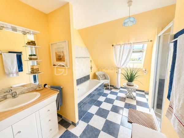 Coup de coeur pour les prestations  de cette maison ! 
Si vous recherchez une maison sur ST PIERRE LA COUR,  spacieuse, entretenue, sans aucun travaux à prévoir à l'intérieur comme à l'extérieur, avec 4 chambres, un bureau et la possibilité de créer une cinquième chambre, je vous invite à lire la suite de cette annonce car j'ai peut-être la maison que vous recherchez ! 
En effet, dès l'entrée sur la propriété, tout est nickel, les enrobés sont faits, les extérieurs sont soignés et quand vous ouvrirez la porte.... la même impression à l'intérieur est immédiate !
Nous commencerons la visite de cette maison de 2003 par une entrée lumineuse de 6m2 avec un placard sous l'escalier de 3m2 vous laissant l'espace nécessaire  pour y ranger manteaux et chaussures. La verrière joliment installée laisse passer la lumière du salon et laisse apercevoir le séjour... 
Nous poursuivrons par le salon-séjour de 40m2 environ ouvert sur la cuisine aménagée et équipée de 12m2 qui peut être fermée par deux portes à galandage. Les deux pièces donnent accès direct sur le jardin. 
Pratique de la cuisine, nous accédons à l'arrière-cuisine aménagée et équipée de 6m2. Et petit plus, si vous souhaitiez une cuisine encore plus spacieuse que celle d'aujourd'hui, vous pourriez l'agrandir sur cette arrière-cuisine, le mur n'est pas porteur. 
Nous poursuivrons la visite du rez-de-chaussée avec un wc indépendant, une chambre parentale composée d'un espace chambre de 13m2 et de sa salle d'eau privative de 4m2. 
Direction l'étage qui distribue un wc indépendant, une vaste salle de bain de 11m2 avec douche et baignoire, les trois autres chambres qui font 17m2, 16m2 avec placard et 12m2 avec placard également. Et ce n'est pas tout, un bureau de 8m2 environ complète l'équipement de cette maison. 
Vous avez besoin encore de plus d'espaces pour une cinquième chambre, une salle de sport, un coin détente ou autre ?  Pas de soucis, un grenier, au même niveau que les chambres, vous y attend et il fait 65m2 ! 
Si certaines tapisseries sont à rafraichir selon vos goûts, tout est très bien entretenu et en très bon état du sol au plafond !
Le DPE de cette maison est en B ! Le mode de chauffage est un chauffage au sol avec pompe à chaleur au rez-de-chaussée mais aussi à l'étage et très rare, il est réversible sur les 2 niveaux ! Et oui, le plancher est chauffant et refroidissant au rez-de-chaussée mais aussi à l'étage ... idéal pour les futures canicules ! 
Toutes les menuiseries sont en double vitrage, alu extérieur et bois intérieur, avec volet roulant. 
Ce n'est pas tout, pratique, la maison est équipée d'une aspiration centralisée au rez-de-chaussée et à l'étage. 
La toiture est en ardoises naturelles, le ravalement de façade a été refait en 2024 et la VMC également. 
Nous poursuivrons avec l'espace stockage, même chose, le garage est parfaitement entretenu et les espaces intéressants. En plus de l'arrière cuisine de 6m2, nous avons également une buanderie de 6m2, un atelier de 8m2, une cave fermée en beton cellulaire sur gravier de 2,50m2 et un double garage de 37m2 avec portes électriques avec le grenier au dessus (64m2). 
Pour finir, nous irons voir les extérieurs. Vous pourrez profiter en toute tranquillité de la parcelle de 830m2 entièrement close et arborée avec sa terrasse ensoleillée. 
Alors, ce descriptif semble cocher plusieurs de vos critères ? Ne tardez pas, appelez moi pour peut-être des renseignements complémentaires ou fixer une visite !
Et n'oubliez pas, Saint-Pierre-La-Cour est une commune dynamique de 2300 habitants avec une école privée, une école publique, un collège privé, un pôle enfance jeunesse, mais aussi, médecins, dentiste, kiné, centre de soins infirmiers, ostéopathes, orthophoniste, psychologue, sage-femme,  pharmacie, infirmières libérales ainsi que de nombreuses infrastructures sportives, des commerces (supérette, boulangerie, boucherie, coiffeurs, bar, etc), avec son accès rapide à l'axe Rennes-Laval et à l'autoroute ainsi que sa gare ferroviaire avec ses arrêts quotidiens.