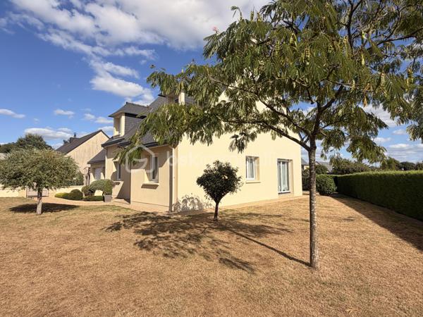 Coup de coeur pour les prestations  de cette maison ! 
Si vous recherchez une maison sur ST PIERRE LA COUR,  spacieuse, entretenue, sans aucun travaux à prévoir à l'intérieur comme à l'extérieur, avec 4 chambres, un bureau et la possibilité de créer une cinquième chambre, je vous invite à lire la suite de cette annonce car j'ai peut-être la maison que vous recherchez ! 
En effet, dès l'entrée sur la propriété, tout est nickel, les enrobés sont faits, les extérieurs sont soignés et quand vous ouvrirez la porte.... la même impression à l'intérieur est immédiate !
Nous commencerons la visite de cette maison de 2003 par une entrée lumineuse de 6m2 avec un placard sous l'escalier de 3m2 vous laissant l'espace nécessaire  pour y ranger manteaux et chaussures. La verrière joliment installée laisse passer la lumière du salon et laisse apercevoir le séjour... 
Nous poursuivrons par le salon-séjour de 40m2 environ ouvert sur la cuisine aménagée et équipée de 12m2 qui peut être fermée par deux portes à galandage. Les deux pièces donnent accès direct sur le jardin. 
Pratique de la cuisine, nous accédons à l'arrière-cuisine aménagée et équipée de 6m2. Et petit plus, si vous souhaitiez une cuisine encore plus spacieuse que celle d'aujourd'hui, vous pourriez l'agrandir sur cette arrière-cuisine, le mur n'est pas porteur. 
Nous poursuivrons la visite du rez-de-chaussée avec un wc indépendant, une chambre parentale composée d'un espace chambre de 13m2 et de sa salle d'eau privative de 4m2. 
Direction l'étage qui distribue un wc indépendant, une vaste salle de bain de 11m2 avec douche et baignoire, les trois autres chambres qui font 17m2, 16m2 avec placard et 12m2 avec placard également. Et ce n'est pas tout, un bureau de 8m2 environ complète l'équipement de cette maison. 
Vous avez besoin encore de plus d'espaces pour une cinquième chambre, une salle de sport, un coin détente ou autre ?  Pas de soucis, un grenier, au même niveau que les chambres, vous y attend et il fait 65m2 ! 
Si certaines tapisseries sont à rafraichir selon vos goûts, tout est très bien entretenu et en très bon état du sol au plafond !
Le DPE de cette maison est en B ! Le mode de chauffage est un chauffage au sol avec pompe à chaleur au rez-de-chaussée mais aussi à l'étage et très rare, il est réversible sur les 2 niveaux ! Et oui, le plancher est chauffant et refroidissant au rez-de-chaussée mais aussi à l'étage ... idéal pour les futures canicules ! 
Toutes les menuiseries sont en double vitrage, alu extérieur et bois intérieur, avec volet roulant. 
Ce n'est pas tout, pratique, la maison est équipée d'une aspiration centralisée au rez-de-chaussée et à l'étage. 
La toiture est en ardoises naturelles, le ravalement de façade a été refait en 2024 et la VMC également. 
Nous poursuivrons avec l'espace stockage, même chose, le garage est parfaitement entretenu et les espaces intéressants. En plus de l'arrière cuisine de 6m2, nous avons également une buanderie de 6m2, un atelier de 8m2, une cave fermée en beton cellulaire sur gravier de 2,50m2 et un double garage de 37m2 avec portes électriques avec le grenier au dessus (64m2). 
Pour finir, nous irons voir les extérieurs. Vous pourrez profiter en toute tranquillité de la parcelle de 830m2 entièrement close et arborée avec sa terrasse ensoleillée. 
Alors, ce descriptif semble cocher plusieurs de vos critères ? Ne tardez pas, appelez moi pour peut-être des renseignements complémentaires ou fixer une visite !
Et n'oubliez pas, Saint-Pierre-La-Cour est une commune dynamique de 2300 habitants avec une école privée, une école publique, un collège privé, un pôle enfance jeunesse, mais aussi, médecins, dentiste, kiné, centre de soins infirmiers, ostéopathes, orthophoniste, psychologue, sage-femme,  pharmacie, infirmières libérales ainsi que de nombreuses infrastructures sportives, des commerces (supérette, boulangerie, boucherie, coiffeurs, bar, etc), avec son accès rapide à l'axe Rennes-Laval et à l'autoroute ainsi que sa gare ferroviaire avec ses arrêts quotidiens.