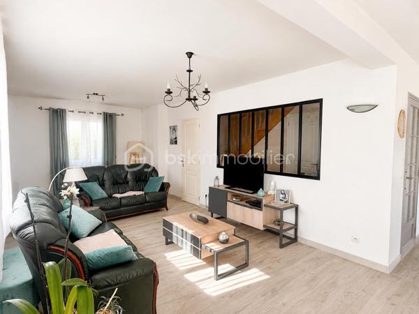 Coup de coeur pour les prestations  de cette maison ! 
Si vous recherchez une maison sur ST PIERRE LA COUR,  spacieuse, entretenue, sans aucun travaux à prévoir à l'intérieur comme à l'extérieur, avec 4 chambres, un bureau et la possibilité de créer une cinquième chambre, je vous invite à lire la suite de cette annonce car j'ai peut-être la maison que vous recherchez ! 
En effet, dès l'entrée sur la propriété, tout est nickel, les enrobés sont faits, les extérieurs sont soignés et quand vous ouvrirez la porte.... la même impression à l'intérieur est immédiate !
Nous commencerons la visite de cette maison de 2003 par une entrée lumineuse de 6m2 avec un placard sous l'escalier de 3m2 vous laissant l'espace nécessaire  pour y ranger manteaux et chaussures. La verrière joliment installée laisse passer la lumière du salon et laisse apercevoir le séjour... 
Nous poursuivrons par le salon-séjour de 40m2 environ ouvert sur la cuisine aménagée et équipée de 12m2 qui peut être fermée par deux portes à galandage. Les deux pièces donnent accès direct sur le jardin. 
Pratique de la cuisine, nous accédons à l'arrière-cuisine aménagée et équipée de 6m2. Et petit plus, si vous souhaitiez une cuisine encore plus spacieuse que celle d'aujourd'hui, vous pourriez l'agrandir sur cette arrière-cuisine, le mur n'est pas porteur. 
Nous poursuivrons la visite du rez-de-chaussée avec un wc indépendant, une chambre parentale composée d'un espace chambre de 13m2 et de sa salle d'eau privative de 4m2. 
Direction l'étage qui distribue un wc indépendant, une vaste salle de bain de 11m2 avec douche et baignoire, les trois autres chambres qui font 17m2, 16m2 avec placard et 12m2 avec placard également. Et ce n'est pas tout, un bureau de 8m2 environ complète l'équipement de cette maison. 
Vous avez besoin encore de plus d'espaces pour une cinquième chambre, une salle de sport, un coin détente ou autre ?  Pas de soucis, un grenier, au même niveau que les chambres, vous y attend et il fait 65m2 ! 
Si certaines tapisseries sont à rafraichir selon vos goûts, tout est très bien entretenu et en très bon état du sol au plafond !
Le DPE de cette maison est en B ! Le mode de chauffage est un chauffage au sol avec pompe à chaleur au rez-de-chaussée mais aussi à l'étage et très rare, il est réversible sur les 2 niveaux ! Et oui, le plancher est chauffant et refroidissant au rez-de-chaussée mais aussi à l'étage ... idéal pour les futures canicules ! 
Toutes les menuiseries sont en double vitrage, alu extérieur et bois intérieur, avec volet roulant. 
Ce n'est pas tout, pratique, la maison est équipée d'une aspiration centralisée au rez-de-chaussée et à l'étage. 
La toiture est en ardoises naturelles, le ravalement de façade a été refait en 2024 et la VMC également. 
Nous poursuivrons avec l'espace stockage, même chose, le garage est parfaitement entretenu et les espaces intéressants. En plus de l'arrière cuisine de 6m2, nous avons également une buanderie de 6m2, un atelier de 8m2, une cave fermée en beton cellulaire sur gravier de 2,50m2 et un double garage de 37m2 avec portes électriques avec le grenier au dessus (64m2). 
Pour finir, nous irons voir les extérieurs. Vous pourrez profiter en toute tranquillité de la parcelle de 830m2 entièrement close et arborée avec sa terrasse ensoleillée. 
Alors, ce descriptif semble cocher plusieurs de vos critères ? Ne tardez pas, appelez moi pour peut-être des renseignements complémentaires ou fixer une visite !
Et n'oubliez pas, Saint-Pierre-La-Cour est une commune dynamique de 2300 habitants avec une école privée, une école publique, un collège privé, un pôle enfance jeunesse, mais aussi, médecins, dentiste, kiné, centre de soins infirmiers, ostéopathes, orthophoniste, psychologue, sage-femme,  pharmacie, infirmières libérales ainsi que de nombreuses infrastructures sportives, des commerces (supérette, boulangerie, boucherie, coiffeurs, bar, etc), avec son accès rapide à l'axe Rennes-Laval et à l'autoroute ainsi que sa gare ferroviaire avec ses arrêts quotidiens.