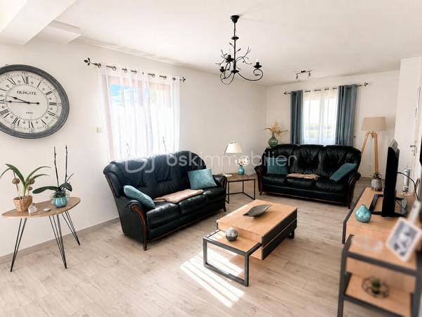 Coup de coeur pour les prestations  de cette maison ! 
Si vous recherchez une maison sur ST PIERRE LA COUR,  spacieuse, entretenue, sans aucun travaux à prévoir à l'intérieur comme à l'extérieur, avec 4 chambres, un bureau et la possibilité de créer une cinquième chambre, je vous invite à lire la suite de cette annonce car j'ai peut-être la maison que vous recherchez ! 
En effet, dès l'entrée sur la propriété, tout est nickel, les enrobés sont faits, les extérieurs sont soignés et quand vous ouvrirez la porte.... la même impression à l'intérieur est immédiate !
Nous commencerons la visite de cette maison de 2003 par une entrée lumineuse de 6m2 avec un placard sous l'escalier de 3m2 vous laissant l'espace nécessaire  pour y ranger manteaux et chaussures. La verrière joliment installée laisse passer la lumière du salon et laisse apercevoir le séjour... 
Nous poursuivrons par le salon-séjour de 40m2 environ ouvert sur la cuisine aménagée et équipée de 12m2 qui peut être fermée par deux portes à galandage. Les deux pièces donnent accès direct sur le jardin. 
Pratique de la cuisine, nous accédons à l'arrière-cuisine aménagée et équipée de 6m2. Et petit plus, si vous souhaitiez une cuisine encore plus spacieuse que celle d'aujourd'hui, vous pourriez l'agrandir sur cette arrière-cuisine, le mur n'est pas porteur. 
Nous poursuivrons la visite du rez-de-chaussée avec un wc indépendant, une chambre parentale composée d'un espace chambre de 13m2 et de sa salle d'eau privative de 4m2. 
Direction l'étage qui distribue un wc indépendant, une vaste salle de bain de 11m2 avec douche et baignoire, les trois autres chambres qui font 17m2, 16m2 avec placard et 12m2 avec placard également. Et ce n'est pas tout, un bureau de 8m2 environ complète l'équipement de cette maison. 
Vous avez besoin encore de plus d'espaces pour une cinquième chambre, une salle de sport, un coin détente ou autre ?  Pas de soucis, un grenier, au même niveau que les chambres, vous y attend et il fait 65m2 ! 
Si certaines tapisseries sont à rafraichir selon vos goûts, tout est très bien entretenu et en très bon état du sol au plafond !
Le DPE de cette maison est en B ! Le mode de chauffage est un chauffage au sol avec pompe à chaleur au rez-de-chaussée mais aussi à l'étage et très rare, il est réversible sur les 2 niveaux ! Et oui, le plancher est chauffant et refroidissant au rez-de-chaussée mais aussi à l'étage ... idéal pour les futures canicules ! 
Toutes les menuiseries sont en double vitrage, alu extérieur et bois intérieur, avec volet roulant. 
Ce n'est pas tout, pratique, la maison est équipée d'une aspiration centralisée au rez-de-chaussée et à l'étage. 
La toiture est en ardoises naturelles, le ravalement de façade a été refait en 2024 et la VMC également. 
Nous poursuivrons avec l'espace stockage, même chose, le garage est parfaitement entretenu et les espaces intéressants. En plus de l'arrière cuisine de 6m2, nous avons également une buanderie de 6m2, un atelier de 8m2, une cave fermée en beton cellulaire sur gravier de 2,50m2 et un double garage de 37m2 avec portes électriques avec le grenier au dessus (64m2). 
Pour finir, nous irons voir les extérieurs. Vous pourrez profiter en toute tranquillité de la parcelle de 830m2 entièrement close et arborée avec sa terrasse ensoleillée. 
Alors, ce descriptif semble cocher plusieurs de vos critères ? Ne tardez pas, appelez moi pour peut-être des renseignements complémentaires ou fixer une visite !
Et n'oubliez pas, Saint-Pierre-La-Cour est une commune dynamique de 2300 habitants avec une école privée, une école publique, un collège privé, un pôle enfance jeunesse, mais aussi, médecins, dentiste, kiné, centre de soins infirmiers, ostéopathes, orthophoniste, psychologue, sage-femme,  pharmacie, infirmières libérales ainsi que de nombreuses infrastructures sportives, des commerces (supérette, boulangerie, boucherie, coiffeurs, bar, etc), avec son accès rapide à l'axe Rennes-Laval et à l'autoroute ainsi que sa gare ferroviaire avec ses arrêts quotidiens.