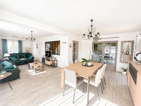 Coup de coeur pour les prestations  de cette maison ! 
Si vous recherchez une maison sur ST PIERRE LA COUR,  spacieuse, entretenue, sans aucun travaux à prévoir à l'intérieur comme à l'extérieur, avec 4 chambres, un bureau et la possibilité de créer une cinquième chambre, je vous invite à lire la suite de cette annonce car j'ai peut-être la maison que vous recherchez ! 
En effet, dès l'entrée sur la propriété, tout est nickel, les enrobés sont faits, les extérieurs sont soignés et quand vous ouvrirez la porte.... la même impression à l'intérieur est immédiate !
Nous commencerons la visite de cette maison de 2003 par une entrée lumineuse de 6m2 avec un placard sous l'escalier de 3m2 vous laissant l'espace nécessaire  pour y ranger manteaux et chaussures. La verrière joliment installée laisse passer la lumière du salon et laisse apercevoir le séjour... 
Nous poursuivrons par le salon-séjour de 40m2 environ ouvert sur la cuisine aménagée et équipée de 12m2 qui peut être fermée par deux portes à galandage. Les deux pièces donnent accès direct sur le jardin. 
Pratique de la cuisine, nous accédons à l'arrière-cuisine aménagée et équipée de 6m2. Et petit plus, si vous souhaitiez une cuisine encore plus spacieuse que celle d'aujourd'hui, vous pourriez l'agrandir sur cette arrière-cuisine, le mur n'est pas porteur. 
Nous poursuivrons la visite du rez-de-chaussée avec un wc indépendant, une chambre parentale composée d'un espace chambre de 13m2 et de sa salle d'eau privative de 4m2. 
Direction l'étage qui distribue un wc indépendant, une vaste salle de bain de 11m2 avec douche et baignoire, les trois autres chambres qui font 17m2, 16m2 avec placard et 12m2 avec placard également. Et ce n'est pas tout, un bureau de 8m2 environ complète l'équipement de cette maison. 
Vous avez besoin encore de plus d'espaces pour une cinquième chambre, une salle de sport, un coin détente ou autre ?  Pas de soucis, un grenier, au même niveau que les chambres, vous y attend et il fait 65m2 ! 
Si certaines tapisseries sont à rafraichir selon vos goûts, tout est très bien entretenu et en très bon état du sol au plafond !
Le DPE de cette maison est en B ! Le mode de chauffage est un chauffage au sol avec pompe à chaleur au rez-de-chaussée mais aussi à l'étage et très rare, il est réversible sur les 2 niveaux ! Et oui, le plancher est chauffant et refroidissant au rez-de-chaussée mais aussi à l'étage ... idéal pour les futures canicules ! 
Toutes les menuiseries sont en double vitrage, alu extérieur et bois intérieur, avec volet roulant. 
Ce n'est pas tout, pratique, la maison est équipée d'une aspiration centralisée au rez-de-chaussée et à l'étage. 
La toiture est en ardoises naturelles, le ravalement de façade a été refait en 2024 et la VMC également. 
Nous poursuivrons avec l'espace stockage, même chose, le garage est parfaitement entretenu et les espaces intéressants. En plus de l'arrière cuisine de 6m2, nous avons également une buanderie de 6m2, un atelier de 8m2, une cave fermée en beton cellulaire sur gravier de 2,50m2 et un double garage de 37m2 avec portes électriques avec le grenier au dessus (64m2). 
Pour finir, nous irons voir les extérieurs. Vous pourrez profiter en toute tranquillité de la parcelle de 830m2 entièrement close et arborée avec sa terrasse ensoleillée. 
Alors, ce descriptif semble cocher plusieurs de vos critères ? Ne tardez pas, appelez moi pour peut-être des renseignements complémentaires ou fixer une visite !
Et n'oubliez pas, Saint-Pierre-La-Cour est une commune dynamique de 2300 habitants avec une école privée, une école publique, un collège privé, un pôle enfance jeunesse, mais aussi, médecins, dentiste, kiné, centre de soins infirmiers, ostéopathes, orthophoniste, psychologue, sage-femme,  pharmacie, infirmières libérales ainsi que de nombreuses infrastructures sportives, des commerces (supérette, boulangerie, boucherie, coiffeurs, bar, etc), avec son accès rapide à l'axe Rennes-Laval et à l'autoroute ainsi que sa gare ferroviaire avec ses arrêts quotidiens.