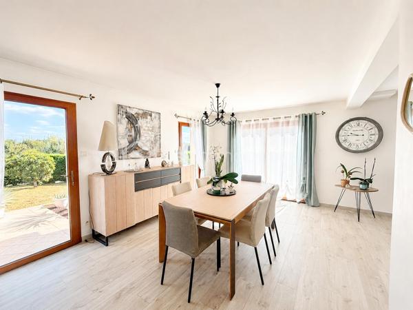 Coup de coeur pour les prestations  de cette maison ! 
Si vous recherchez une maison sur ST PIERRE LA COUR,  spacieuse, entretenue, sans aucun travaux à prévoir à l'intérieur comme à l'extérieur, avec 4 chambres, un bureau et la possibilité de créer une cinquième chambre, je vous invite à lire la suite de cette annonce car j'ai peut-être la maison que vous recherchez ! 
En effet, dès l'entrée sur la propriété, tout est nickel, les enrobés sont faits, les extérieurs sont soignés et quand vous ouvrirez la porte.... la même impression à l'intérieur est immédiate !
Nous commencerons la visite de cette maison de 2003 par une entrée lumineuse de 6m2 avec un placard sous l'escalier de 3m2 vous laissant l'espace nécessaire  pour y ranger manteaux et chaussures. La verrière joliment installée laisse passer la lumière du salon et laisse apercevoir le séjour... 
Nous poursuivrons par le salon-séjour de 40m2 environ ouvert sur la cuisine aménagée et équipée de 12m2 qui peut être fermée par deux portes à galandage. Les deux pièces donnent accès direct sur le jardin. 
Pratique de la cuisine, nous accédons à l'arrière-cuisine aménagée et équipée de 6m2. Et petit plus, si vous souhaitiez une cuisine encore plus spacieuse que celle d'aujourd'hui, vous pourriez l'agrandir sur cette arrière-cuisine, le mur n'est pas porteur. 
Nous poursuivrons la visite du rez-de-chaussée avec un wc indépendant, une chambre parentale composée d'un espace chambre de 13m2 et de sa salle d'eau privative de 4m2. 
Direction l'étage qui distribue un wc indépendant, une vaste salle de bain de 11m2 avec douche et baignoire, les trois autres chambres qui font 17m2, 16m2 avec placard et 12m2 avec placard également. Et ce n'est pas tout, un bureau de 8m2 environ complète l'équipement de cette maison. 
Vous avez besoin encore de plus d'espaces pour une cinquième chambre, une salle de sport, un coin détente ou autre ?  Pas de soucis, un grenier, au même niveau que les chambres, vous y attend et il fait 65m2 ! 
Si certaines tapisseries sont à rafraichir selon vos goûts, tout est très bien entretenu et en très bon état du sol au plafond !
Le DPE de cette maison est en B ! Le mode de chauffage est un chauffage au sol avec pompe à chaleur au rez-de-chaussée mais aussi à l'étage et très rare, il est réversible sur les 2 niveaux ! Et oui, le plancher est chauffant et refroidissant au rez-de-chaussée mais aussi à l'étage ... idéal pour les futures canicules ! 
Toutes les menuiseries sont en double vitrage, alu extérieur et bois intérieur, avec volet roulant. 
Ce n'est pas tout, pratique, la maison est équipée d'une aspiration centralisée au rez-de-chaussée et à l'étage. 
La toiture est en ardoises naturelles, le ravalement de façade a été refait en 2024 et la VMC également. 
Nous poursuivrons avec l'espace stockage, même chose, le garage est parfaitement entretenu et les espaces intéressants. En plus de l'arrière cuisine de 6m2, nous avons également une buanderie de 6m2, un atelier de 8m2, une cave fermée en beton cellulaire sur gravier de 2,50m2 et un double garage de 37m2 avec portes électriques avec le grenier au dessus (64m2). 
Pour finir, nous irons voir les extérieurs. Vous pourrez profiter en toute tranquillité de la parcelle de 830m2 entièrement close et arborée avec sa terrasse ensoleillée. 
Alors, ce descriptif semble cocher plusieurs de vos critères ? Ne tardez pas, appelez moi pour peut-être des renseignements complémentaires ou fixer une visite !
Et n'oubliez pas, Saint-Pierre-La-Cour est une commune dynamique de 2300 habitants avec une école privée, une école publique, un collège privé, un pôle enfance jeunesse, mais aussi, médecins, dentiste, kiné, centre de soins infirmiers, ostéopathes, orthophoniste, psychologue, sage-femme,  pharmacie, infirmières libérales ainsi que de nombreuses infrastructures sportives, des commerces (supérette, boulangerie, boucherie, coiffeurs, bar, etc), avec son accès rapide à l'axe Rennes-Laval et à l'autoroute ainsi que sa gare ferroviaire avec ses arrêts quotidiens.