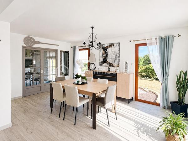 Coup de coeur pour les prestations  de cette maison ! 
Si vous recherchez une maison sur ST PIERRE LA COUR,  spacieuse, entretenue, sans aucun travaux à prévoir à l'intérieur comme à l'extérieur, avec 4 chambres, un bureau et la possibilité de créer une cinquième chambre, je vous invite à lire la suite de cette annonce car j'ai peut-être la maison que vous recherchez ! 
En effet, dès l'entrée sur la propriété, tout est nickel, les enrobés sont faits, les extérieurs sont soignés et quand vous ouvrirez la porte.... la même impression à l'intérieur est immédiate !
Nous commencerons la visite de cette maison de 2003 par une entrée lumineuse de 6m2 avec un placard sous l'escalier de 3m2 vous laissant l'espace nécessaire  pour y ranger manteaux et chaussures. La verrière joliment installée laisse passer la lumière du salon et laisse apercevoir le séjour... 
Nous poursuivrons par le salon-séjour de 40m2 environ ouvert sur la cuisine aménagée et équipée de 12m2 qui peut être fermée par deux portes à galandage. Les deux pièces donnent accès direct sur le jardin. 
Pratique de la cuisine, nous accédons à l'arrière-cuisine aménagée et équipée de 6m2. Et petit plus, si vous souhaitiez une cuisine encore plus spacieuse que celle d'aujourd'hui, vous pourriez l'agrandir sur cette arrière-cuisine, le mur n'est pas porteur. 
Nous poursuivrons la visite du rez-de-chaussée avec un wc indépendant, une chambre parentale composée d'un espace chambre de 13m2 et de sa salle d'eau privative de 4m2. 
Direction l'étage qui distribue un wc indépendant, une vaste salle de bain de 11m2 avec douche et baignoire, les trois autres chambres qui font 17m2, 16m2 avec placard et 12m2 avec placard également. Et ce n'est pas tout, un bureau de 8m2 environ complète l'équipement de cette maison. 
Vous avez besoin encore de plus d'espaces pour une cinquième chambre, une salle de sport, un coin détente ou autre ?  Pas de soucis, un grenier, au même niveau que les chambres, vous y attend et il fait 65m2 ! 
Si certaines tapisseries sont à rafraichir selon vos goûts, tout est très bien entretenu et en très bon état du sol au plafond !
Le DPE de cette maison est en B ! Le mode de chauffage est un chauffage au sol avec pompe à chaleur au rez-de-chaussée mais aussi à l'étage et très rare, il est réversible sur les 2 niveaux ! Et oui, le plancher est chauffant et refroidissant au rez-de-chaussée mais aussi à l'étage ... idéal pour les futures canicules ! 
Toutes les menuiseries sont en double vitrage, alu extérieur et bois intérieur, avec volet roulant. 
Ce n'est pas tout, pratique, la maison est équipée d'une aspiration centralisée au rez-de-chaussée et à l'étage. 
La toiture est en ardoises naturelles, le ravalement de façade a été refait en 2024 et la VMC également. 
Nous poursuivrons avec l'espace stockage, même chose, le garage est parfaitement entretenu et les espaces intéressants. En plus de l'arrière cuisine de 6m2, nous avons également une buanderie de 6m2, un atelier de 8m2, une cave fermée en beton cellulaire sur gravier de 2,50m2 et un double garage de 37m2 avec portes électriques avec le grenier au dessus (64m2). 
Pour finir, nous irons voir les extérieurs. Vous pourrez profiter en toute tranquillité de la parcelle de 830m2 entièrement close et arborée avec sa terrasse ensoleillée. 
Alors, ce descriptif semble cocher plusieurs de vos critères ? Ne tardez pas, appelez moi pour peut-être des renseignements complémentaires ou fixer une visite !
Et n'oubliez pas, Saint-Pierre-La-Cour est une commune dynamique de 2300 habitants avec une école privée, une école publique, un collège privé, un pôle enfance jeunesse, mais aussi, médecins, dentiste, kiné, centre de soins infirmiers, ostéopathes, orthophoniste, psychologue, sage-femme,  pharmacie, infirmières libérales ainsi que de nombreuses infrastructures sportives, des commerces (supérette, boulangerie, boucherie, coiffeurs, bar, etc), avec son accès rapide à l'axe Rennes-Laval et à l'autoroute ainsi que sa gare ferroviaire avec ses arrêts quotidiens.