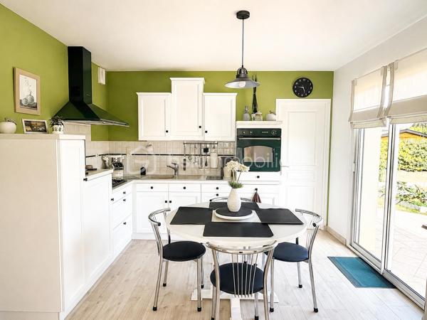 Coup de coeur pour les prestations  de cette maison ! 
Si vous recherchez une maison sur ST PIERRE LA COUR,  spacieuse, entretenue, sans aucun travaux à prévoir à l'intérieur comme à l'extérieur, avec 4 chambres, un bureau et la possibilité de créer une cinquième chambre, je vous invite à lire la suite de cette annonce car j'ai peut-être la maison que vous recherchez ! 
En effet, dès l'entrée sur la propriété, tout est nickel, les enrobés sont faits, les extérieurs sont soignés et quand vous ouvrirez la porte.... la même impression à l'intérieur est immédiate !
Nous commencerons la visite de cette maison de 2003 par une entrée lumineuse de 6m2 avec un placard sous l'escalier de 3m2 vous laissant l'espace nécessaire  pour y ranger manteaux et chaussures. La verrière joliment installée laisse passer la lumière du salon et laisse apercevoir le séjour... 
Nous poursuivrons par le salon-séjour de 40m2 environ ouvert sur la cuisine aménagée et équipée de 12m2 qui peut être fermée par deux portes à galandage. Les deux pièces donnent accès direct sur le jardin. 
Pratique de la cuisine, nous accédons à l'arrière-cuisine aménagée et équipée de 6m2. Et petit plus, si vous souhaitiez une cuisine encore plus spacieuse que celle d'aujourd'hui, vous pourriez l'agrandir sur cette arrière-cuisine, le mur n'est pas porteur. 
Nous poursuivrons la visite du rez-de-chaussée avec un wc indépendant, une chambre parentale composée d'un espace chambre de 13m2 et de sa salle d'eau privative de 4m2. 
Direction l'étage qui distribue un wc indépendant, une vaste salle de bain de 11m2 avec douche et baignoire, les trois autres chambres qui font 17m2, 16m2 avec placard et 12m2 avec placard également. Et ce n'est pas tout, un bureau de 8m2 environ complète l'équipement de cette maison. 
Vous avez besoin encore de plus d'espaces pour une cinquième chambre, une salle de sport, un coin détente ou autre ?  Pas de soucis, un grenier, au même niveau que les chambres, vous y attend et il fait 65m2 ! 
Si certaines tapisseries sont à rafraichir selon vos goûts, tout est très bien entretenu et en très bon état du sol au plafond !
Le DPE de cette maison est en B ! Le mode de chauffage est un chauffage au sol avec pompe à chaleur au rez-de-chaussée mais aussi à l'étage et très rare, il est réversible sur les 2 niveaux ! Et oui, le plancher est chauffant et refroidissant au rez-de-chaussée mais aussi à l'étage ... idéal pour les futures canicules ! 
Toutes les menuiseries sont en double vitrage, alu extérieur et bois intérieur, avec volet roulant. 
Ce n'est pas tout, pratique, la maison est équipée d'une aspiration centralisée au rez-de-chaussée et à l'étage. 
La toiture est en ardoises naturelles, le ravalement de façade a été refait en 2024 et la VMC également. 
Nous poursuivrons avec l'espace stockage, même chose, le garage est parfaitement entretenu et les espaces intéressants. En plus de l'arrière cuisine de 6m2, nous avons également une buanderie de 6m2, un atelier de 8m2, une cave fermée en beton cellulaire sur gravier de 2,50m2 et un double garage de 37m2 avec portes électriques avec le grenier au dessus (64m2). 
Pour finir, nous irons voir les extérieurs. Vous pourrez profiter en toute tranquillité de la parcelle de 830m2 entièrement close et arborée avec sa terrasse ensoleillée. 
Alors, ce descriptif semble cocher plusieurs de vos critères ? Ne tardez pas, appelez moi pour peut-être des renseignements complémentaires ou fixer une visite !
Et n'oubliez pas, Saint-Pierre-La-Cour est une commune dynamique de 2300 habitants avec une école privée, une école publique, un collège privé, un pôle enfance jeunesse, mais aussi, médecins, dentiste, kiné, centre de soins infirmiers, ostéopathes, orthophoniste, psychologue, sage-femme,  pharmacie, infirmières libérales ainsi que de nombreuses infrastructures sportives, des commerces (supérette, boulangerie, boucherie, coiffeurs, bar, etc), avec son accès rapide à l'axe Rennes-Laval et à l'autoroute ainsi que sa gare ferroviaire avec ses arrêts quotidiens.