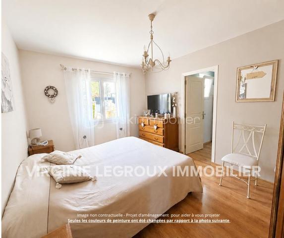 Coup de coeur pour les prestations  de cette maison ! 
Si vous recherchez une maison sur ST PIERRE LA COUR,  spacieuse, entretenue, sans aucun travaux à prévoir à l'intérieur comme à l'extérieur, avec 4 chambres, un bureau et la possibilité de créer une cinquième chambre, je vous invite à lire la suite de cette annonce car j'ai peut-être la maison que vous recherchez ! 
En effet, dès l'entrée sur la propriété, tout est nickel, les enrobés sont faits, les extérieurs sont soignés et quand vous ouvrirez la porte.... la même impression à l'intérieur est immédiate !
Nous commencerons la visite de cette maison de 2003 par une entrée lumineuse de 6m2 avec un placard sous l'escalier de 3m2 vous laissant l'espace nécessaire  pour y ranger manteaux et chaussures. La verrière joliment installée laisse passer la lumière du salon et laisse apercevoir le séjour... 
Nous poursuivrons par le salon-séjour de 40m2 environ ouvert sur la cuisine aménagée et équipée de 12m2 qui peut être fermée par deux portes à galandage. Les deux pièces donnent accès direct sur le jardin. 
Pratique de la cuisine, nous accédons à l'arrière-cuisine aménagée et équipée de 6m2. Et petit plus, si vous souhaitiez une cuisine encore plus spacieuse que celle d'aujourd'hui, vous pourriez l'agrandir sur cette arrière-cuisine, le mur n'est pas porteur. 
Nous poursuivrons la visite du rez-de-chaussée avec un wc indépendant, une chambre parentale composée d'un espace chambre de 13m2 et de sa salle d'eau privative de 4m2. 
Direction l'étage qui distribue un wc indépendant, une vaste salle de bain de 11m2 avec douche et baignoire, les trois autres chambres qui font 17m2, 16m2 avec placard et 12m2 avec placard également. Et ce n'est pas tout, un bureau de 8m2 environ complète l'équipement de cette maison. 
Vous avez besoin encore de plus d'espaces pour une cinquième chambre, une salle de sport, un coin détente ou autre ?  Pas de soucis, un grenier, au même niveau que les chambres, vous y attend et il fait 65m2 ! 
Si certaines tapisseries sont à rafraichir selon vos goûts, tout est très bien entretenu et en très bon état du sol au plafond !
Le DPE de cette maison est en B ! Le mode de chauffage est un chauffage au sol avec pompe à chaleur au rez-de-chaussée mais aussi à l'étage et très rare, il est réversible sur les 2 niveaux ! Et oui, le plancher est chauffant et refroidissant au rez-de-chaussée mais aussi à l'étage ... idéal pour les futures canicules ! 
Toutes les menuiseries sont en double vitrage, alu extérieur et bois intérieur, avec volet roulant. 
Ce n'est pas tout, pratique, la maison est équipée d'une aspiration centralisée au rez-de-chaussée et à l'étage. 
La toiture est en ardoises naturelles, le ravalement de façade a été refait en 2024 et la VMC également. 
Nous poursuivrons avec l'espace stockage, même chose, le garage est parfaitement entretenu et les espaces intéressants. En plus de l'arrière cuisine de 6m2, nous avons également une buanderie de 6m2, un atelier de 8m2, une cave fermée en beton cellulaire sur gravier de 2,50m2 et un double garage de 37m2 avec portes électriques avec le grenier au dessus (64m2). 
Pour finir, nous irons voir les extérieurs. Vous pourrez profiter en toute tranquillité de la parcelle de 830m2 entièrement close et arborée avec sa terrasse ensoleillée. 
Alors, ce descriptif semble cocher plusieurs de vos critères ? Ne tardez pas, appelez moi pour peut-être des renseignements complémentaires ou fixer une visite !
Et n'oubliez pas, Saint-Pierre-La-Cour est une commune dynamique de 2300 habitants avec une école privée, une école publique, un collège privé, un pôle enfance jeunesse, mais aussi, médecins, dentiste, kiné, centre de soins infirmiers, ostéopathes, orthophoniste, psychologue, sage-femme,  pharmacie, infirmières libérales ainsi que de nombreuses infrastructures sportives, des commerces (supérette, boulangerie, boucherie, coiffeurs, bar, etc), avec son accès rapide à l'axe Rennes-Laval et à l'autoroute ainsi que sa gare ferroviaire avec ses arrêts quotidiens.