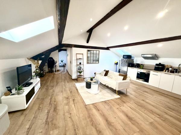ROANNE 

Retrouvez ce jour avec Ophélie GINEYS BSK IMMOBILIER cet Appartement T3 de 70m2 , 53m2 loi carrez.
entièrement rénové, idéalement situé au centre de Roanne, à proximité immédiate des commerces, transports et services.

Il se compose d’un séjour lumineux avec cuisine équipée ouverte, de 2 chambres dont une spacieuse avec rangements intégrés, d’un sas d’entrée, d’une salle d’eau indépendante et d’un WC séparé.

☑️ Caractéristiques :
	•	DPE : C / GES : A
	•	Chauffage électrique
	•	Faibles charges de copropriété 

Idéal pour résidence principale ou investissement locatif sécurisé. Appartement rénové avec goût en conservant le charme de l’ancien avec bonne classification énergétique.