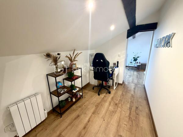 ROANNE 

Retrouvez ce jour avec Ophélie GINEYS BSK IMMOBILIER cet Appartement T3 de 70m2 , 53m2 loi carrez.
entièrement rénové, idéalement situé au centre de Roanne, à proximité immédiate des commerces, transports et services.

Il se compose d’un séjour lumineux avec cuisine équipée ouverte, de 2 chambres dont une spacieuse avec rangements intégrés, d’un sas d’entrée, d’une salle d’eau indépendante et d’un WC séparé.

☑️ Caractéristiques :
	•	DPE : C / GES : A
	•	Chauffage électrique
	•	Faibles charges de copropriété 

Idéal pour résidence principale ou investissement locatif sécurisé. Appartement rénové avec goût en conservant le charme de l’ancien avec bonne classification énergétique.