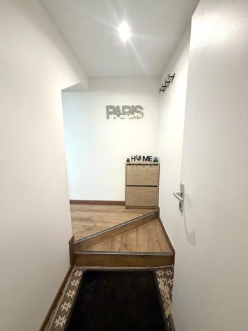 ROANNE 

Retrouvez ce jour avec Ophélie GINEYS BSK IMMOBILIER cet Appartement T3 de 70m2 , 53m2 loi carrez.
entièrement rénové, idéalement situé au centre de Roanne, à proximité immédiate des commerces, transports et services.

Il se compose d’un séjour lumineux avec cuisine équipée ouverte, de 2 chambres dont une spacieuse avec rangements intégrés, d’un sas d’entrée, d’une salle d’eau indépendante et d’un WC séparé.

☑️ Caractéristiques :
	•	DPE : C / GES : A
	•	Chauffage électrique
	•	Faibles charges de copropriété 

Idéal pour résidence principale ou investissement locatif sécurisé. Appartement rénové avec goût en conservant le charme de l’ancien avec bonne classification énergétique.