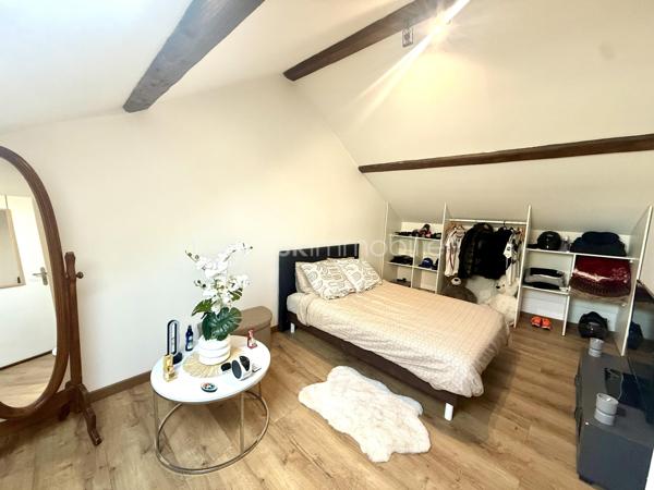 ROANNE 

Retrouvez ce jour avec Ophélie GINEYS BSK IMMOBILIER cet Appartement T3 de 70m2 , 53m2 loi carrez.
entièrement rénové, idéalement situé au centre de Roanne, à proximité immédiate des commerces, transports et services.

Il se compose d’un séjour lumineux avec cuisine équipée ouverte, de 2 chambres dont une spacieuse avec rangements intégrés, d’un sas d’entrée, d’une salle d’eau indépendante et d’un WC séparé.

☑️ Caractéristiques :
	•	DPE : C / GES : A
	•	Chauffage électrique
	•	Faibles charges de copropriété 

Idéal pour résidence principale ou investissement locatif sécurisé. Appartement rénové avec goût en conservant le charme de l’ancien avec bonne classification énergétique.