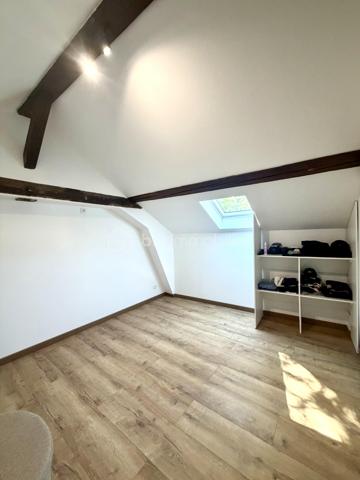 ROANNE 

Retrouvez ce jour avec Ophélie GINEYS BSK IMMOBILIER cet Appartement T3 de 70m2 , 53m2 loi carrez.
entièrement rénové, idéalement situé au centre de Roanne, à proximité immédiate des commerces, transports et services.

Il se compose d’un séjour lumineux avec cuisine équipée ouverte, de 2 chambres dont une spacieuse avec rangements intégrés, d’un sas d’entrée, d’une salle d’eau indépendante et d’un WC séparé.

☑️ Caractéristiques :
	•	DPE : C / GES : A
	•	Chauffage électrique
	•	Faibles charges de copropriété 

Idéal pour résidence principale ou investissement locatif sécurisé. Appartement rénové avec goût en conservant le charme de l’ancien avec bonne classification énergétique.