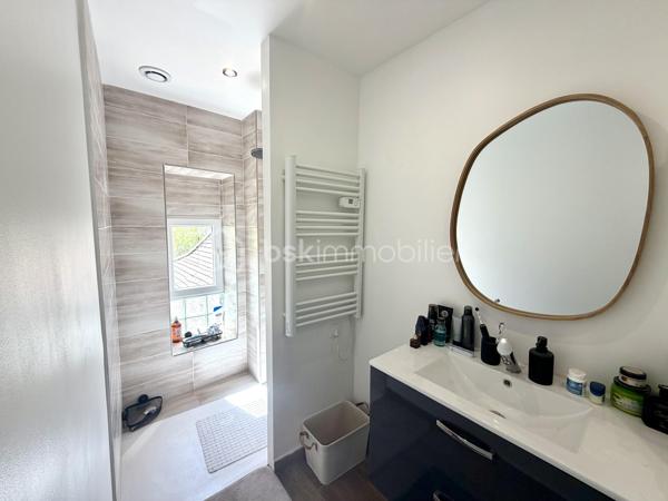 ROANNE 

Retrouvez ce jour avec Ophélie GINEYS BSK IMMOBILIER cet Appartement T3 de 70m2 , 53m2 loi carrez.
entièrement rénové, idéalement situé au centre de Roanne, à proximité immédiate des commerces, transports et services.

Il se compose d’un séjour lumineux avec cuisine équipée ouverte, de 2 chambres dont une spacieuse avec rangements intégrés, d’un sas d’entrée, d’une salle d’eau indépendante et d’un WC séparé.

☑️ Caractéristiques :
	•	DPE : C / GES : A
	•	Chauffage électrique
	•	Faibles charges de copropriété 

Idéal pour résidence principale ou investissement locatif sécurisé. Appartement rénové avec goût en conservant le charme de l’ancien avec bonne classification énergétique.