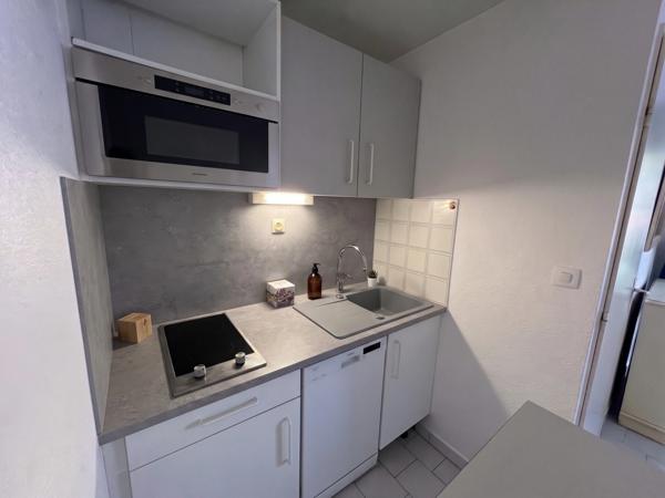 LE CAP D’AGDE – APPARTEMENT MEUBLÉ AVEC VRAIE CABINE FERMÉE À FENÊTRE | GRANDE LOGGIA FERMÉE MODULABLE 10 M² | VUE JARDIN & PISCINE | PARKING PRIVÉ SÉCURISÉ & LOCAL VÉLOS | PLAGE ET PORT À PIED