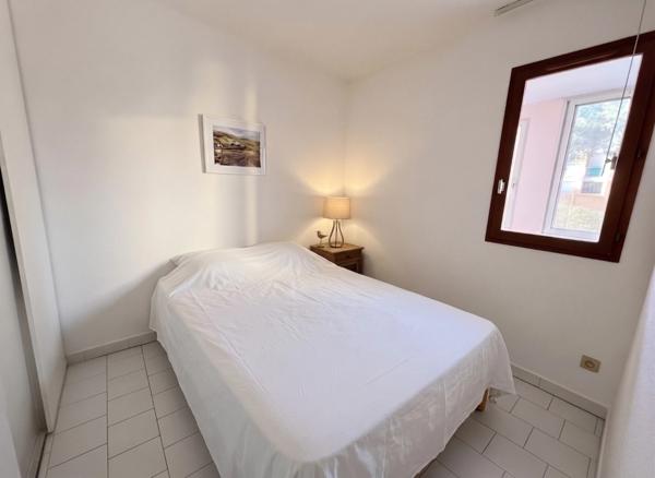 LE CAP D’AGDE – APPARTEMENT MEUBLÉ AVEC VRAIE CABINE FERMÉE À FENÊTRE | GRANDE LOGGIA FERMÉE MODULABLE 10 M² | VUE JARDIN & PISCINE | PARKING PRIVÉ SÉCURISÉ & LOCAL VÉLOS | PLAGE ET PORT À PIED