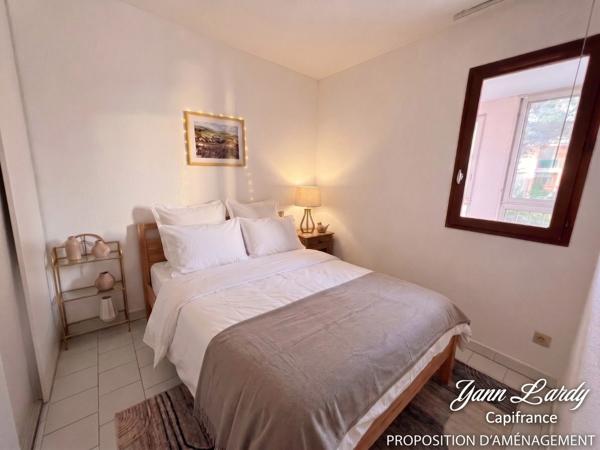 LE CAP D’AGDE – APPARTEMENT MEUBLÉ AVEC VRAIE CABINE FERMÉE À FENÊTRE | GRANDE LOGGIA FERMÉE MODULABLE 10 M² | VUE JARDIN & PISCINE | PARKING PRIVÉ SÉCURISÉ & LOCAL VÉLOS | PLAGE ET PORT À PIED