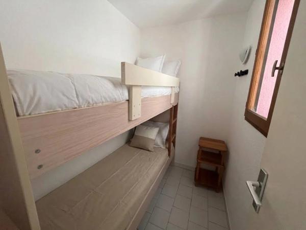 LE CAP D’AGDE – APPARTEMENT MEUBLÉ AVEC VRAIE CABINE FERMÉE À FENÊTRE | GRANDE LOGGIA FERMÉE MODULABLE 10 M² | VUE JARDIN & PISCINE | PARKING PRIVÉ SÉCURISÉ & LOCAL VÉLOS | PLAGE ET PORT À PIED