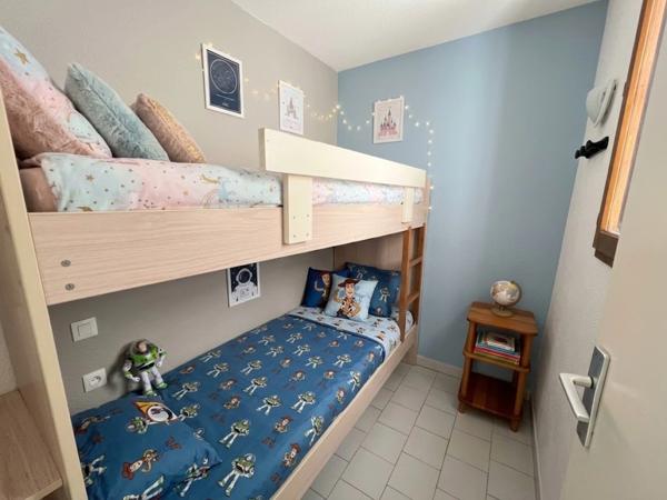 LE CAP D’AGDE – APPARTEMENT MEUBLÉ AVEC VRAIE CABINE FERMÉE À FENÊTRE | GRANDE LOGGIA FERMÉE MODULABLE 10 M² | VUE JARDIN & PISCINE | PARKING PRIVÉ SÉCURISÉ & LOCAL VÉLOS | PLAGE ET PORT À PIED