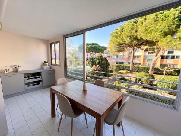 LE CAP D’AGDE – APPARTEMENT MEUBLÉ AVEC VRAIE CABINE FERMÉE À FENÊTRE | GRANDE LOGGIA FERMÉE MODULABLE 10 M² | VUE JARDIN & PISCINE | PARKING PRIVÉ SÉCURISÉ & LOCAL VÉLOS | PLAGE ET PORT À PIED