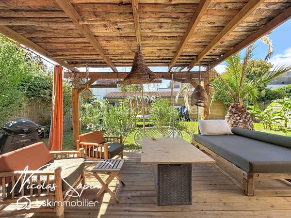 Seyssins plaine: en Exclusivité avec Nicolas SAPIN(ei) Maison individuelle 131m2 +Garage+Remise.
Venez poser vos valises dans cette belle maison individuelle, fruit d'une rénovation récente édifiée sur un terrain de 327m2.
Vous saurez apprécier sa spacieuse pièce de vie de plus de 48m2 avec une cuisine entièrement équipée (Mobalpa/ juin 2026).
Egalement de plain-pied, un toilette séparé et un accès au garage de 18m2.
A l'étage, le coin nuit se compose de 3 belles chambres avec dressing et une chambre à terminer de 15m2 et une salle de bain avec toilette. 
Pour votre confort: double vitrage, chaudière à condensation récente, cuisine et salle de bain neuves, garage de 18m2 avec porte sectionnelle motorisée, fibre optique.
Une remise pour du rangement de 7m2 complète ce bien.  
Le jardin clôt et arboré sans vis-à-vis sera vous charmer par son agencement et ses plantations.
La proximité immédiate des commodités et des transports en commun sont de réels atouts.
Vidéo sur demande.