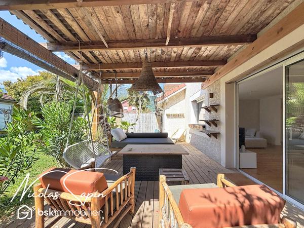 Seyssins plaine: en Exclusivité avec Nicolas SAPIN(ei) Maison individuelle 131m2 +Garage+Remise.
Venez poser vos valises dans cette belle maison individuelle, fruit d'une rénovation récente édifiée sur un terrain de 327m2.
Vous saurez apprécier sa spacieuse pièce de vie de plus de 48m2 avec une cuisine entièrement équipée (Mobalpa/ juin 2026).
Egalement de plain-pied, un toilette séparé et un accès au garage de 18m2.
A l'étage, le coin nuit se compose de 3 belles chambres avec dressing et une chambre à terminer de 15m2 et une salle de bain avec toilette. 
Pour votre confort: double vitrage, chaudière à condensation récente, cuisine et salle de bain neuves, garage de 18m2 avec porte sectionnelle motorisée, fibre optique.
Une remise pour du rangement de 7m2 complète ce bien.  
Le jardin clôt et arboré sans vis-à-vis sera vous charmer par son agencement et ses plantations.
La proximité immédiate des commodités et des transports en commun sont de réels atouts.
Vidéo sur demande.