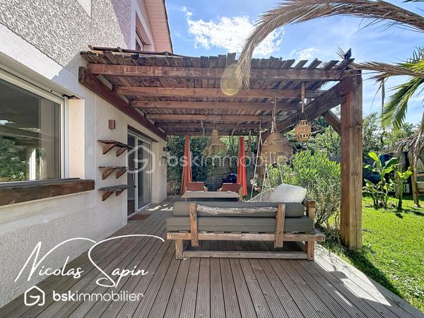 Seyssins plaine: en Exclusivité avec Nicolas SAPIN(ei) Maison individuelle 131m2 +Garage+Remise.
Venez poser vos valises dans cette belle maison individuelle, fruit d'une rénovation récente édifiée sur un terrain de 327m2.
Vous saurez apprécier sa spacieuse pièce de vie de plus de 48m2 avec une cuisine entièrement équipée (Mobalpa/ juin 2026).
Egalement de plain-pied, un toilette séparé et un accès au garage de 18m2.
A l'étage, le coin nuit se compose de 3 belles chambres avec dressing et une chambre à terminer de 15m2 et une salle de bain avec toilette. 
Pour votre confort: double vitrage, chaudière à condensation récente, cuisine et salle de bain neuves, garage de 18m2 avec porte sectionnelle motorisée, fibre optique.
Une remise pour du rangement de 7m2 complète ce bien.  
Le jardin clôt et arboré sans vis-à-vis sera vous charmer par son agencement et ses plantations.
La proximité immédiate des commodités et des transports en commun sont de réels atouts.
Vidéo sur demande.