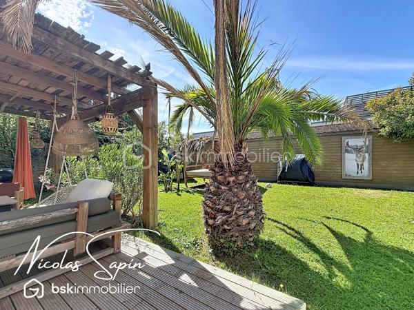 Seyssins plaine: en Exclusivité avec Nicolas SAPIN(ei) Maison individuelle 131m2 +Garage+Remise.
Venez poser vos valises dans cette belle maison individuelle, fruit d'une rénovation récente édifiée sur un terrain de 327m2.
Vous saurez apprécier sa spacieuse pièce de vie de plus de 48m2 avec une cuisine entièrement équipée (Mobalpa/ juin 2026).
Egalement de plain-pied, un toilette séparé et un accès au garage de 18m2.
A l'étage, le coin nuit se compose de 3 belles chambres avec dressing et une chambre à terminer de 15m2 et une salle de bain avec toilette. 
Pour votre confort: double vitrage, chaudière à condensation récente, cuisine et salle de bain neuves, garage de 18m2 avec porte sectionnelle motorisée, fibre optique.
Une remise pour du rangement de 7m2 complète ce bien.  
Le jardin clôt et arboré sans vis-à-vis sera vous charmer par son agencement et ses plantations.
La proximité immédiate des commodités et des transports en commun sont de réels atouts.
Vidéo sur demande.