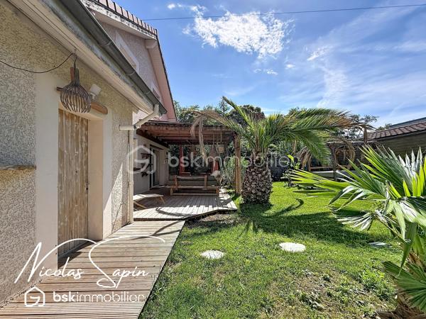 Seyssins plaine: en Exclusivité avec Nicolas SAPIN(ei) Maison individuelle 131m2 +Garage+Remise.
Venez poser vos valises dans cette belle maison individuelle, fruit d'une rénovation récente édifiée sur un terrain de 327m2.
Vous saurez apprécier sa spacieuse pièce de vie de plus de 48m2 avec une cuisine entièrement équipée (Mobalpa/ juin 2026).
Egalement de plain-pied, un toilette séparé et un accès au garage de 18m2.
A l'étage, le coin nuit se compose de 3 belles chambres avec dressing et une chambre à terminer de 15m2 et une salle de bain avec toilette. 
Pour votre confort: double vitrage, chaudière à condensation récente, cuisine et salle de bain neuves, garage de 18m2 avec porte sectionnelle motorisée, fibre optique.
Une remise pour du rangement de 7m2 complète ce bien.  
Le jardin clôt et arboré sans vis-à-vis sera vous charmer par son agencement et ses plantations.
La proximité immédiate des commodités et des transports en commun sont de réels atouts.
Vidéo sur demande.